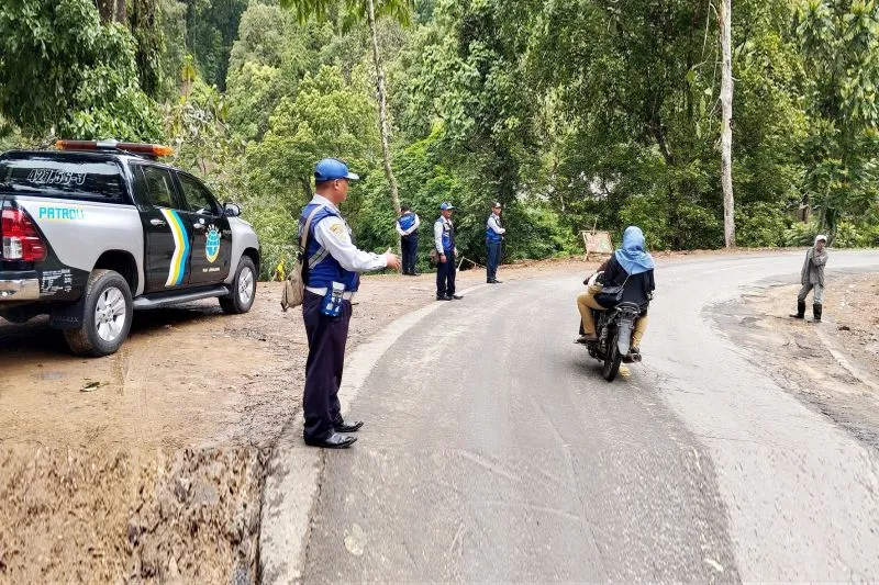 Jalur Lumajang-Malang Melalui Piket Nol Ditutup Akibat Longsor