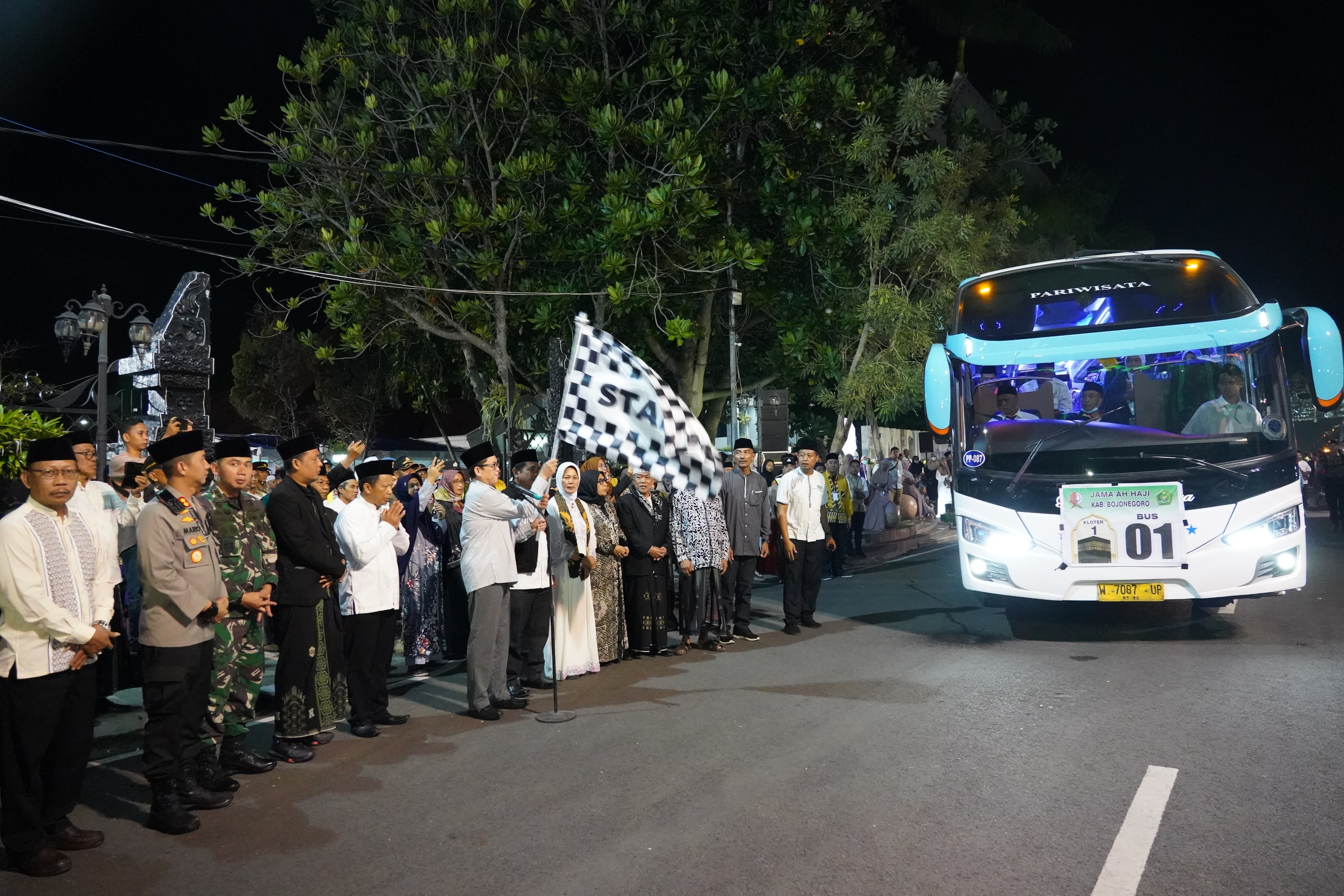 Pj Bupati Adriyanto Memberangkatkan 1.464 CJH Tahun 2024 Asal Bojonegoro