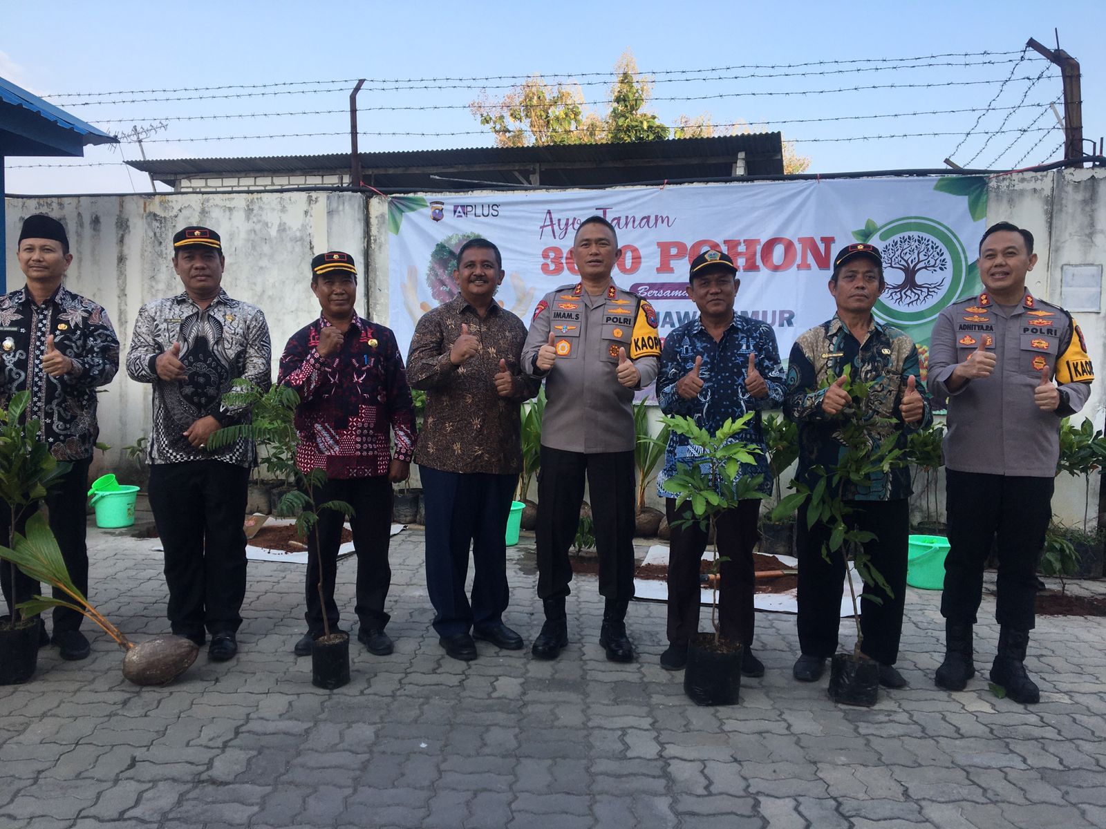 Kapolda Jatim Kunjungi PT Aplus Pasific Tanam 3.000 Pohon di Gresik