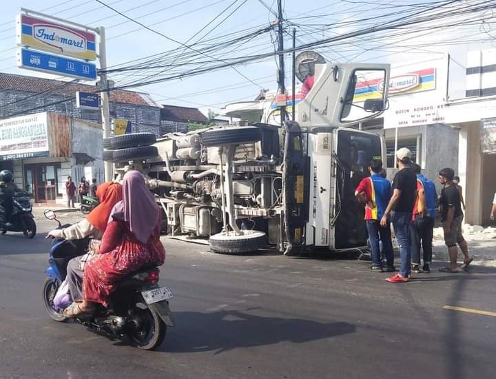 Ada Dua Dump Truck Terlibat Kecelakaan di Jalur Pantura Bungah Gresik, Waspada Macet
