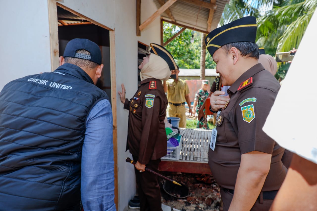 Bupati Gresik Dampingi Kajati Jatim Serahkan Bantuan dan Tinjau Huntara Korban Gempa Bawean