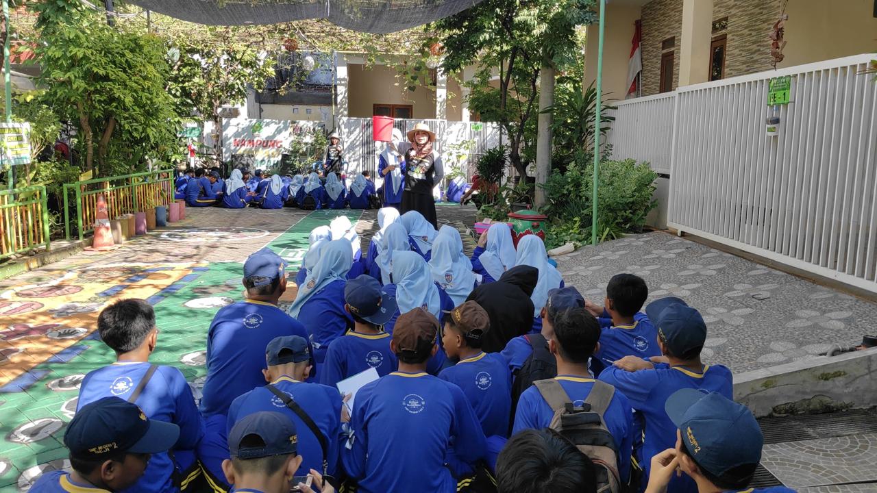 SMPN 2 Beji Pasuruan Gelar Outing Class Pemilahan dan Pengolahan Sampah di Kampung Edukasi Sampah sebagai Bagian dari Proyek Penguatan Profil Pelajar Pancasila (P5)