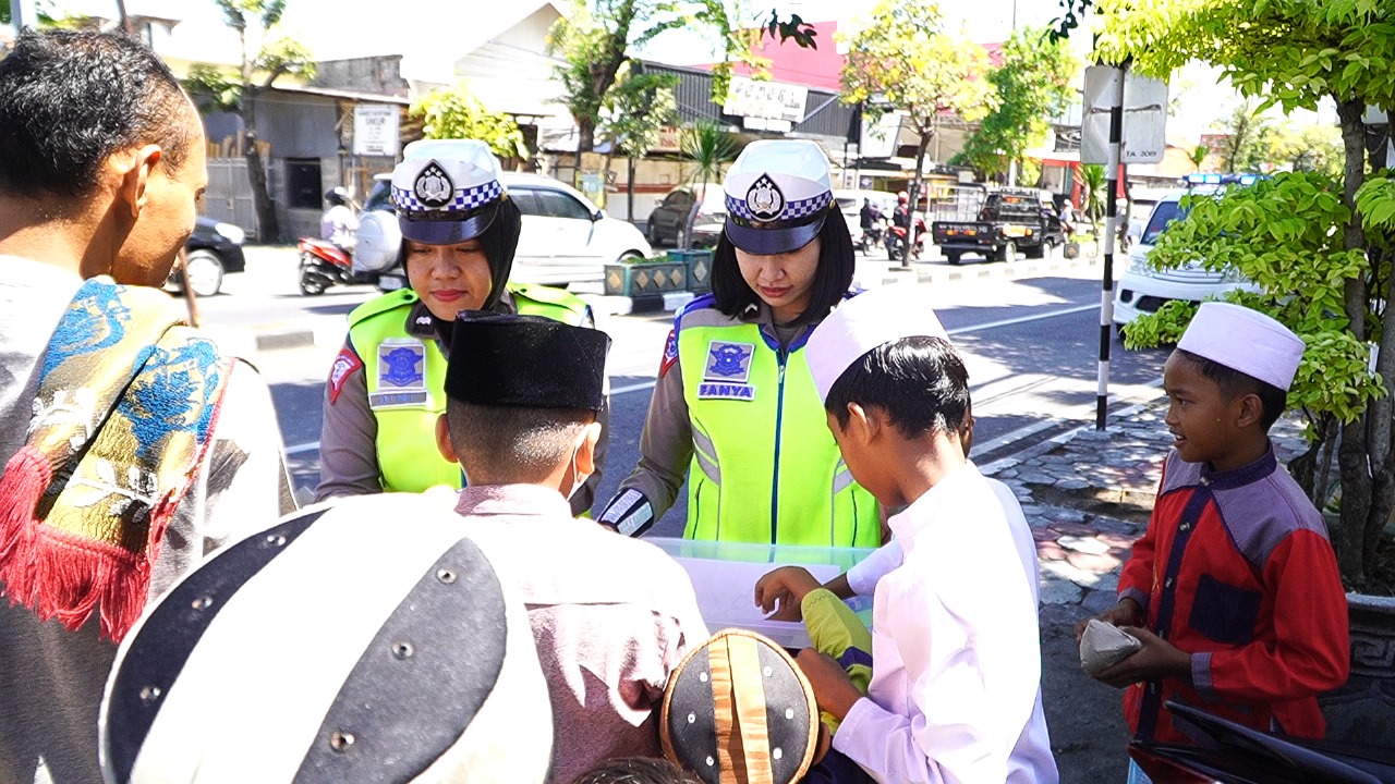 Srikandi Satlantas Polres Gresik Gelar Patroli dan Berbagi Makanan di Masjid Baitus Salam
