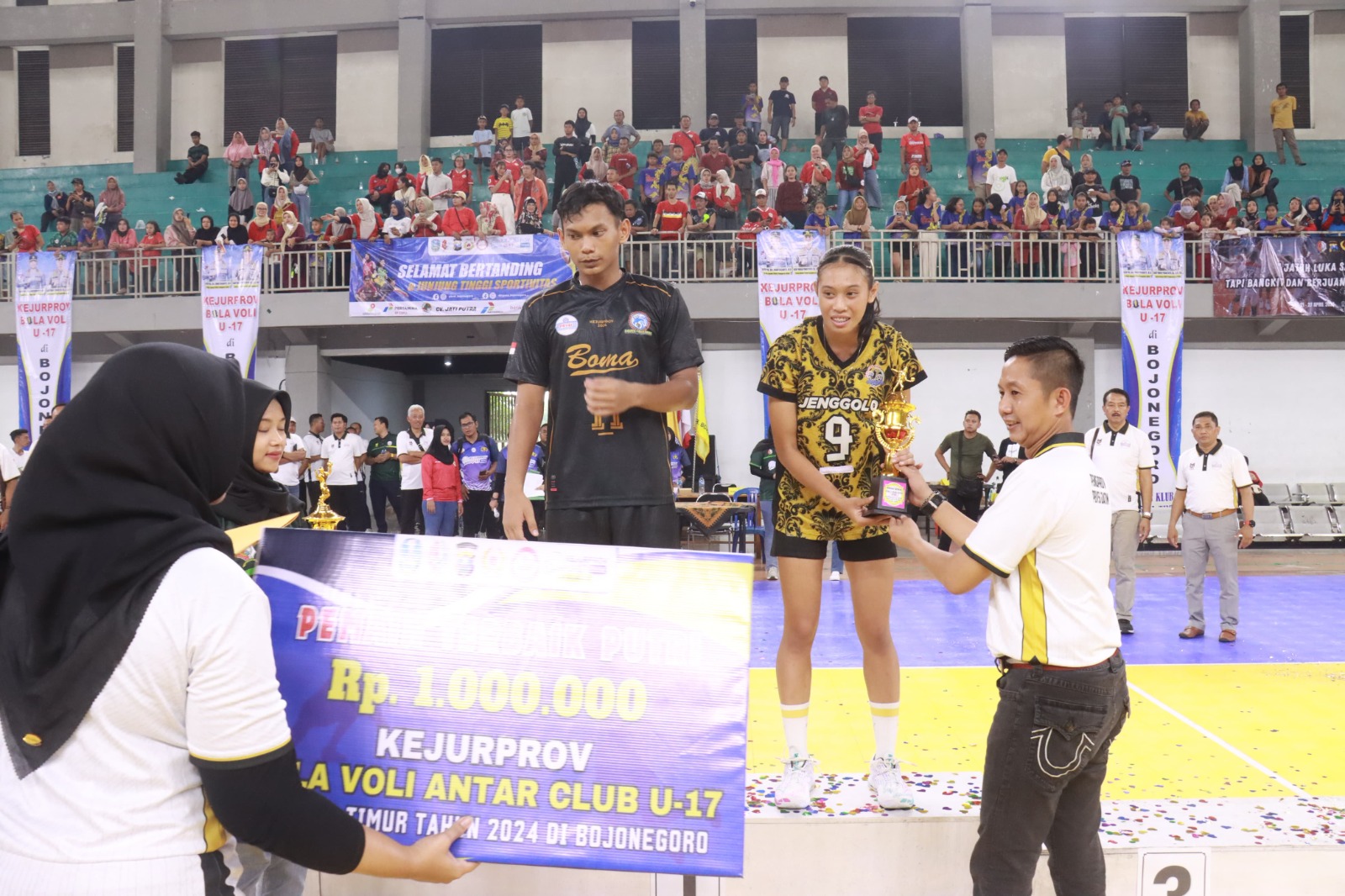 Kejurprov Jatim Bola Voli, Kapolres Bojonegoro Serahkan Trophy MVP kepada Dua Pemain Terbaik