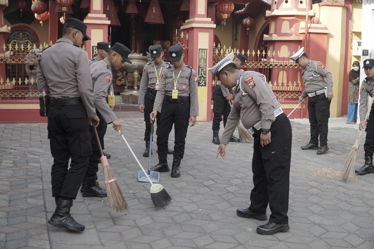 Bakti Sosial Hari Bhayangkara ke-78, Polres Gresik Merajut Semangat Kebersamaan di Klenteng Kim Hin Kiong