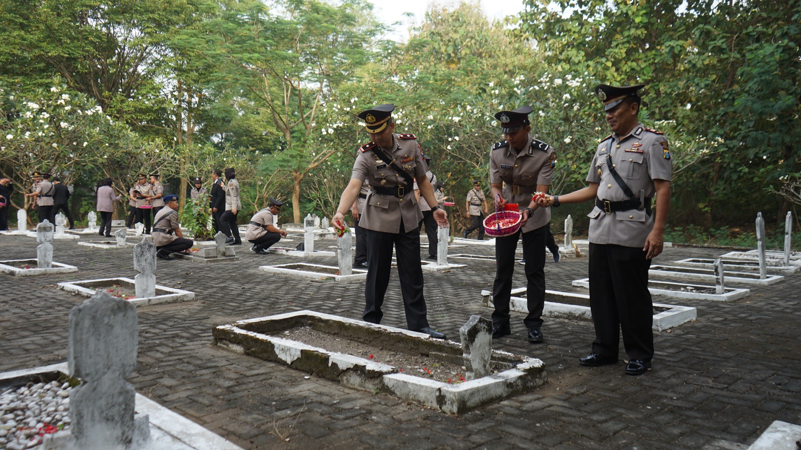 Polres Gresik Ziarah Nasional dan Tabur Bunga Peringati Hari Bhayangkara Ke-78 di TMP Kusuma Bangsa Sunan Giri
