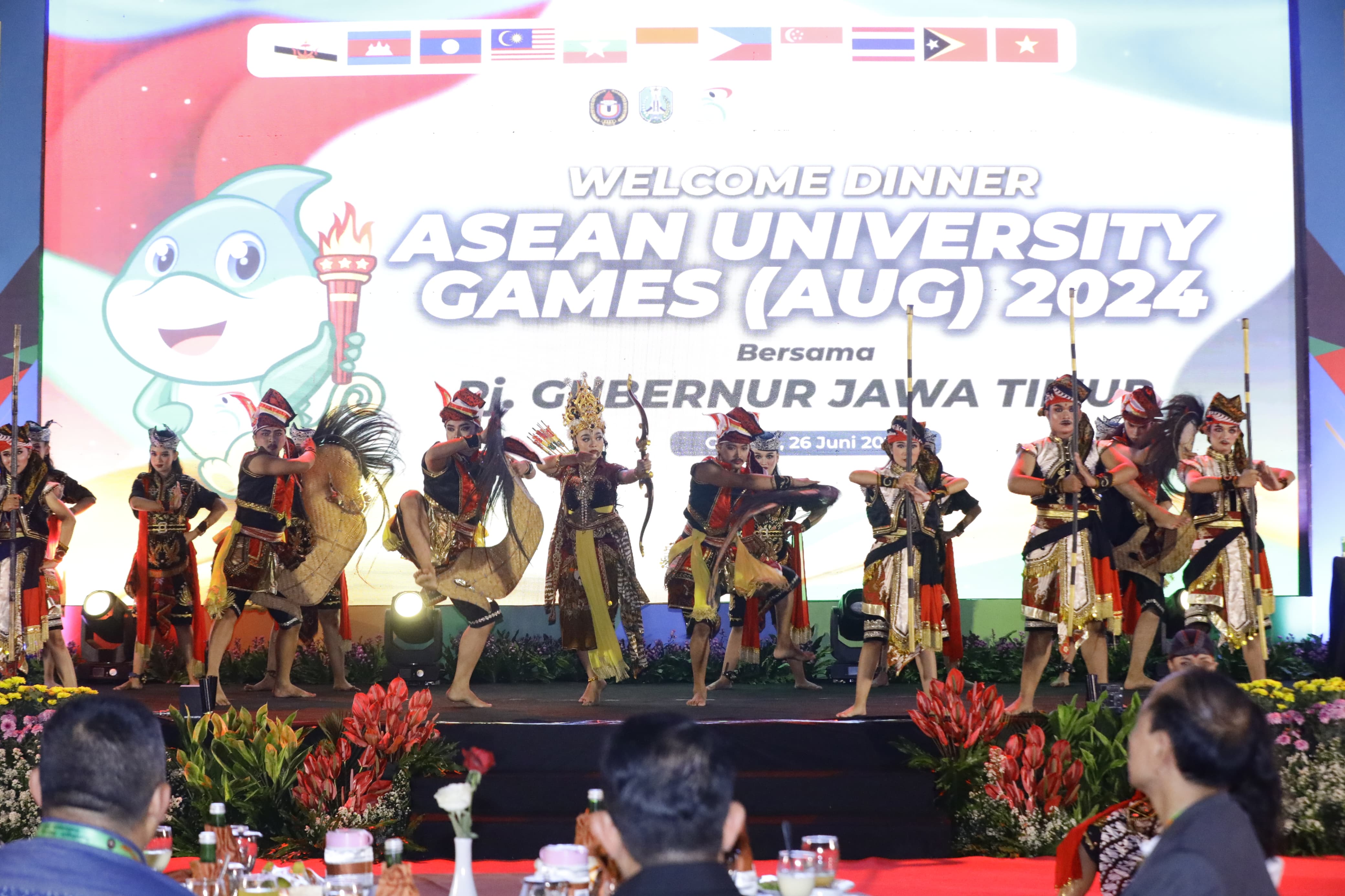 Pj. Gubernur Adhy Ajak Delegasi 11 Negara Peserta AUG 2024 Nikmati Sajian Khas Jawa Timur di Grahadi