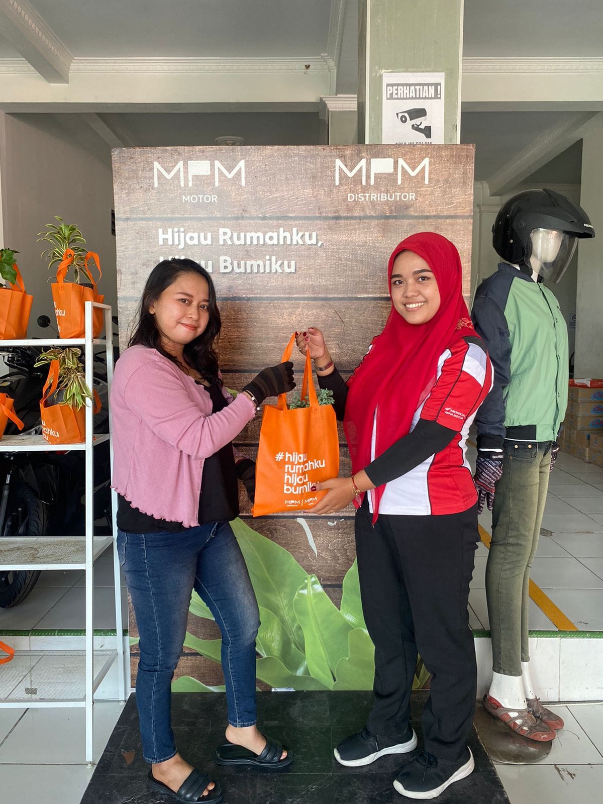 Peduli Lingkungan, Beli Motor Honda Dapat Bibit Bunga Gratis.