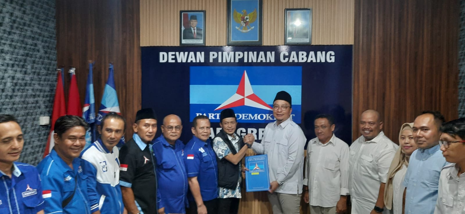 DPD Demokrat Jatim Berikan Surat Tugas Pada Asluchul Alif Maju Calon Bupati Gresik