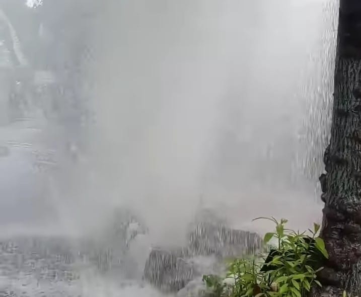Pipa Air Perumda Giri Tirta di Jalan Veteran Gresik Pecah, Air Menyembur