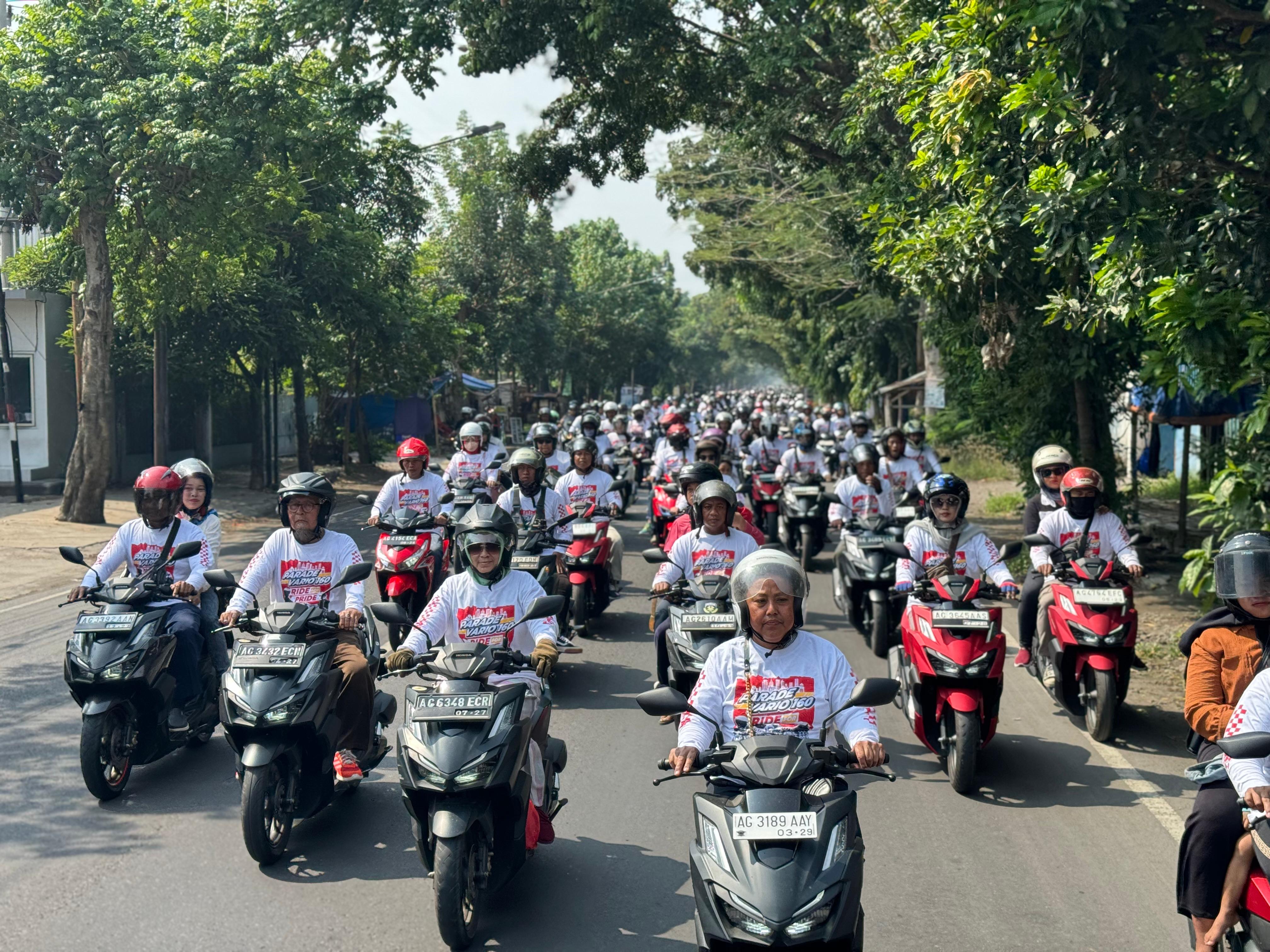 Melintasi Ikon Kota Kediri Begini Keseruan Parade Vario160