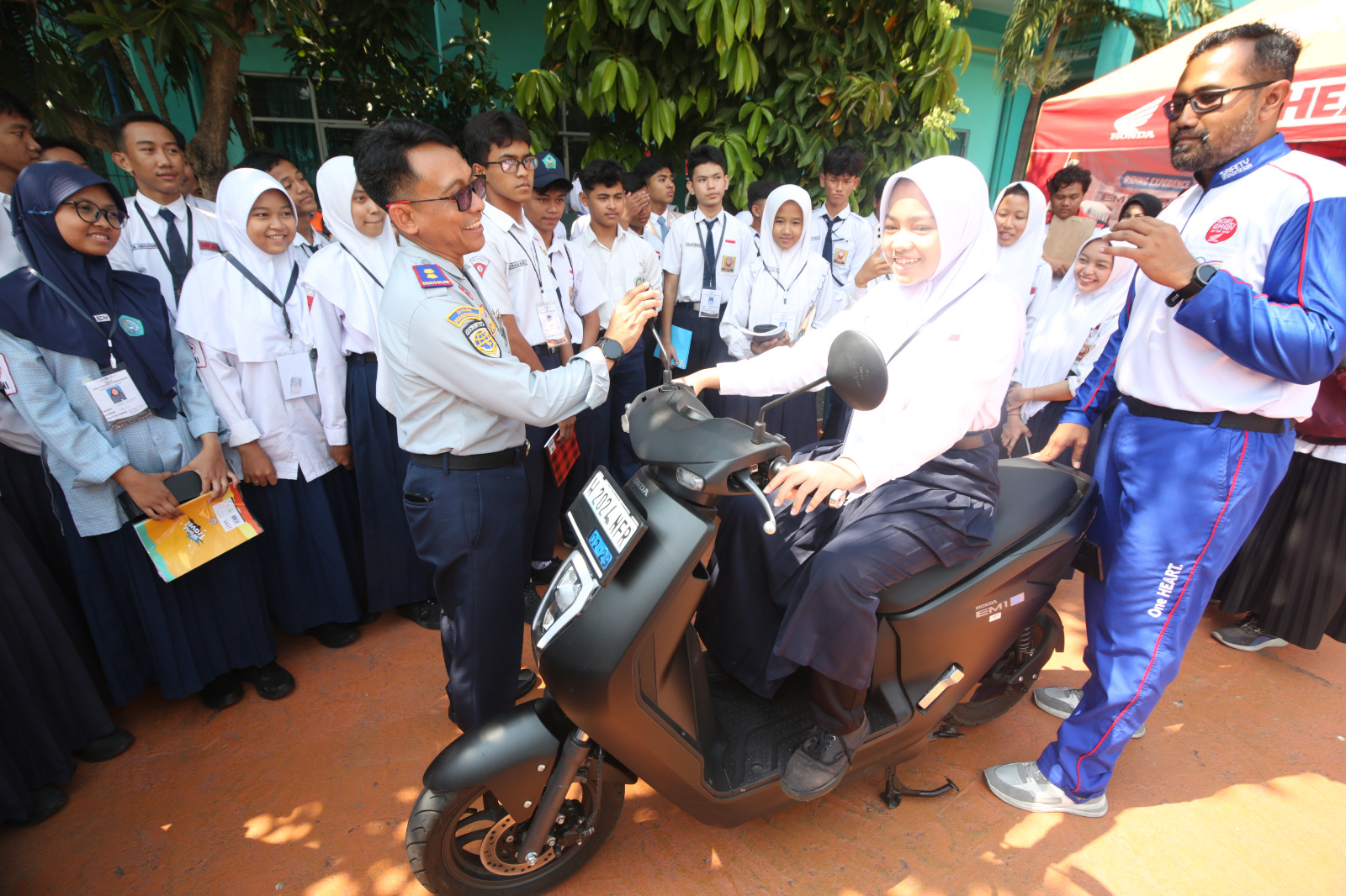 Bersinergi dengan Dishub MPM Honda Jatim Kampanyekan #Cari Aman untuk Pelajar di Moment MPLS