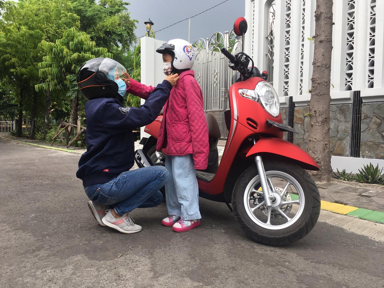 Penting, Ini Alasan Pentingnya Pakai Helm dan Jaket untuk Anak saat Berkendara Sepeda Motor.