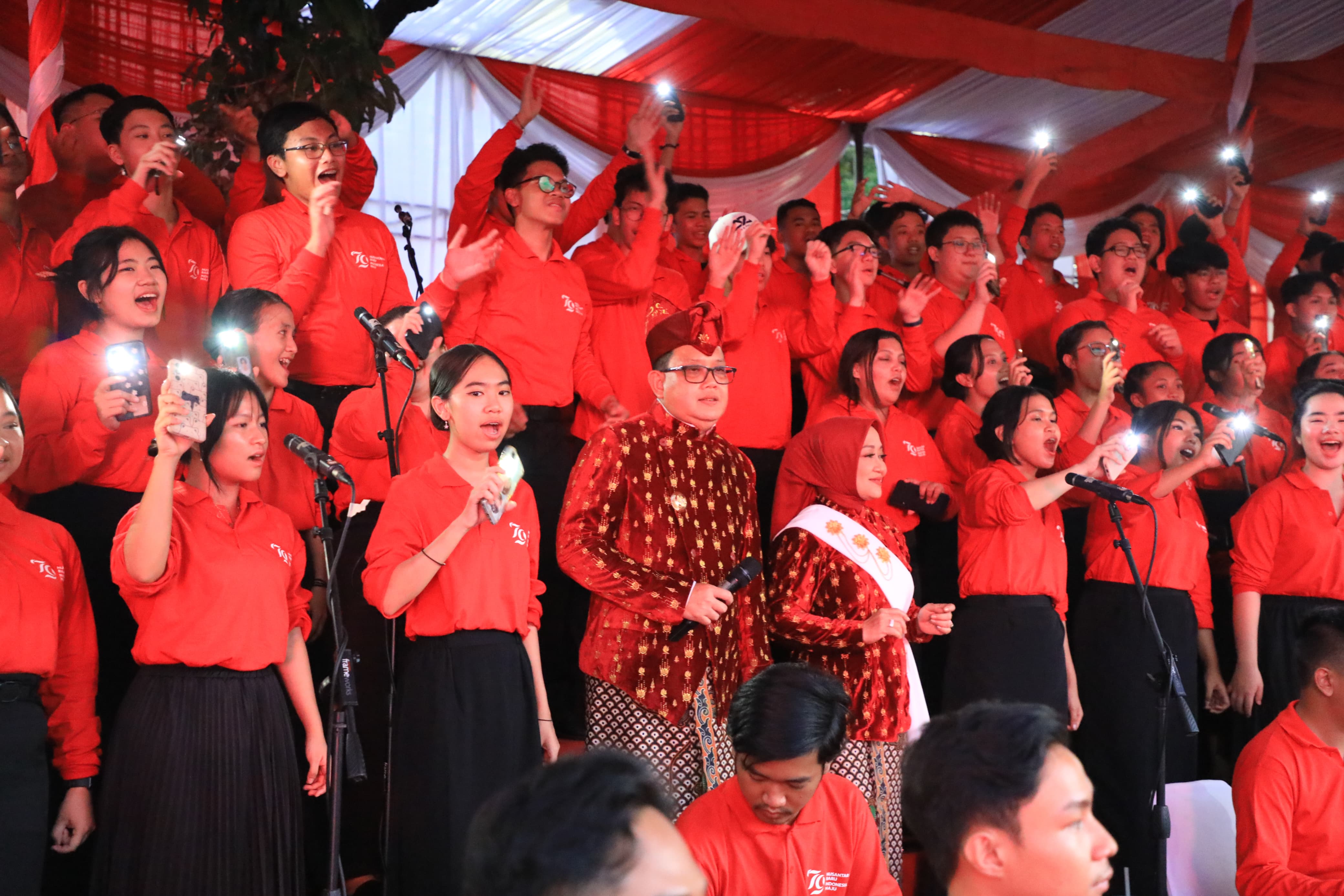 Pj Gubernur Adhy Apresiasi 1.250 Warga Jatim yang Antusias Ikuti Upacara Peringatan HUT ke-79 RI di Grahadi