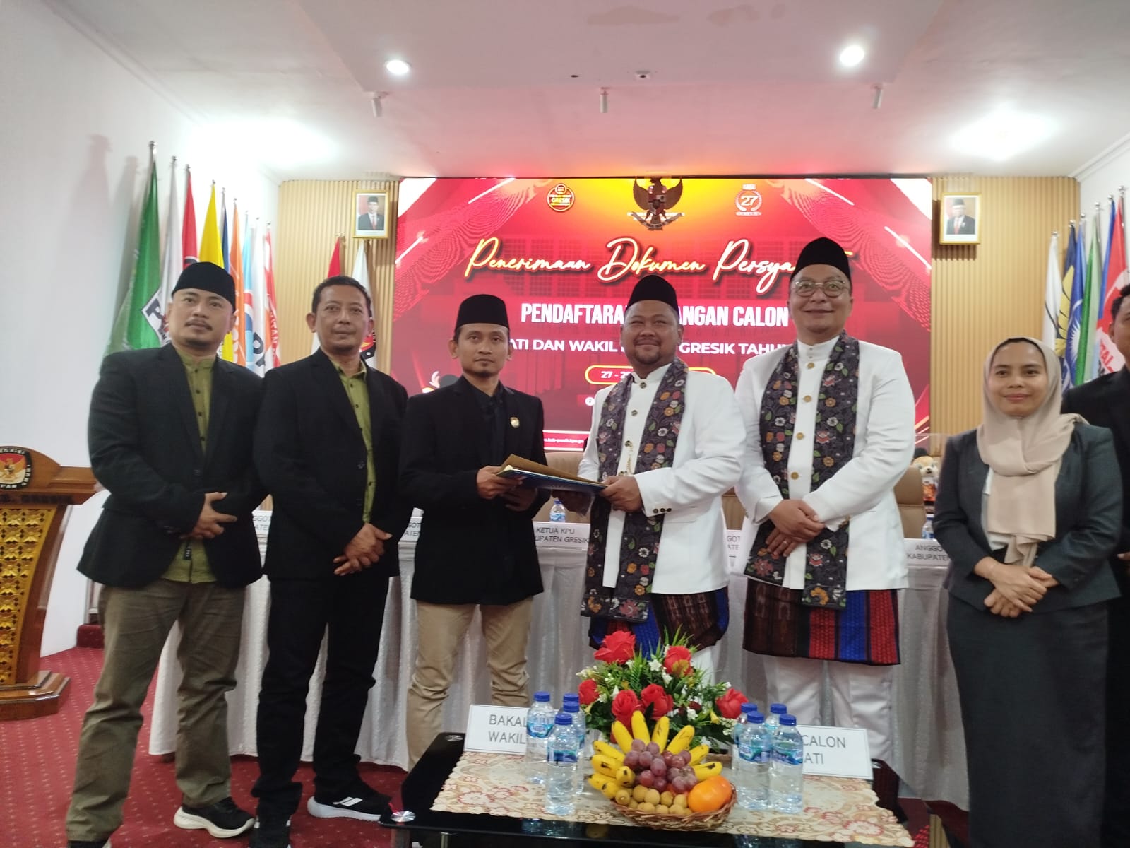 Fandi Akhmad Yani dan Asluchul Alif Jadi Pendaftar Pertama Pasangan Calon Bupati Gresik di KPU