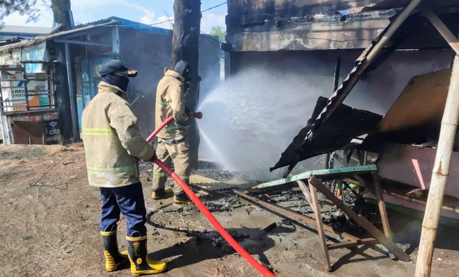 Warung Kopi di Gresik Terbakar Setelah Tersambar Api Bakaran Sampah