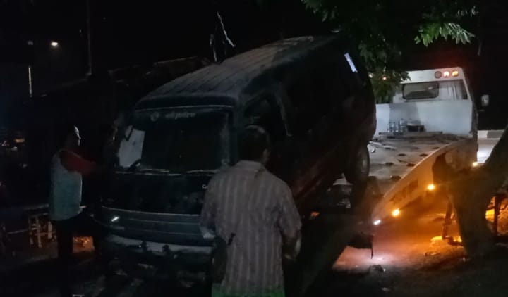 Mobil Terbakar Usai Isi BBM di Jombang, Satu Orang Menderita Luka Bakar di Kepala dan Tangan