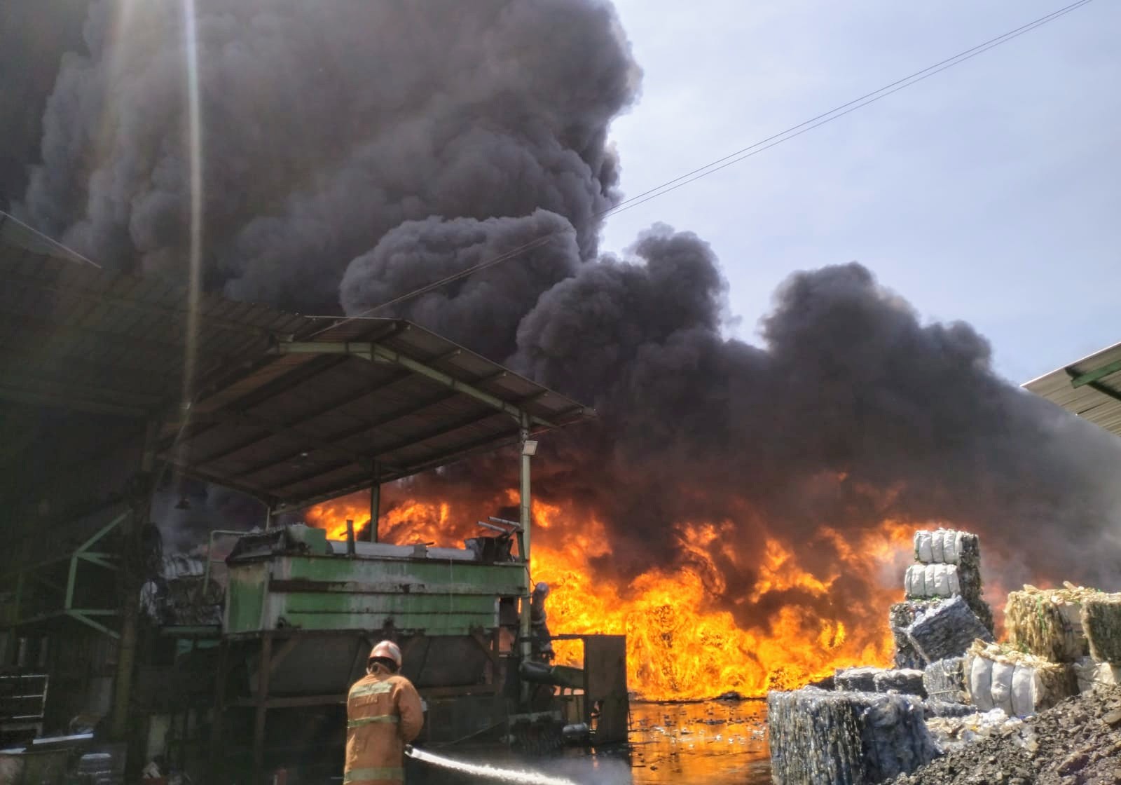 Kebakaran di Gresik Capai 68 Kejadian di Bulan September 2024, Salah Satunya Kebakaran Pabrik Plastik