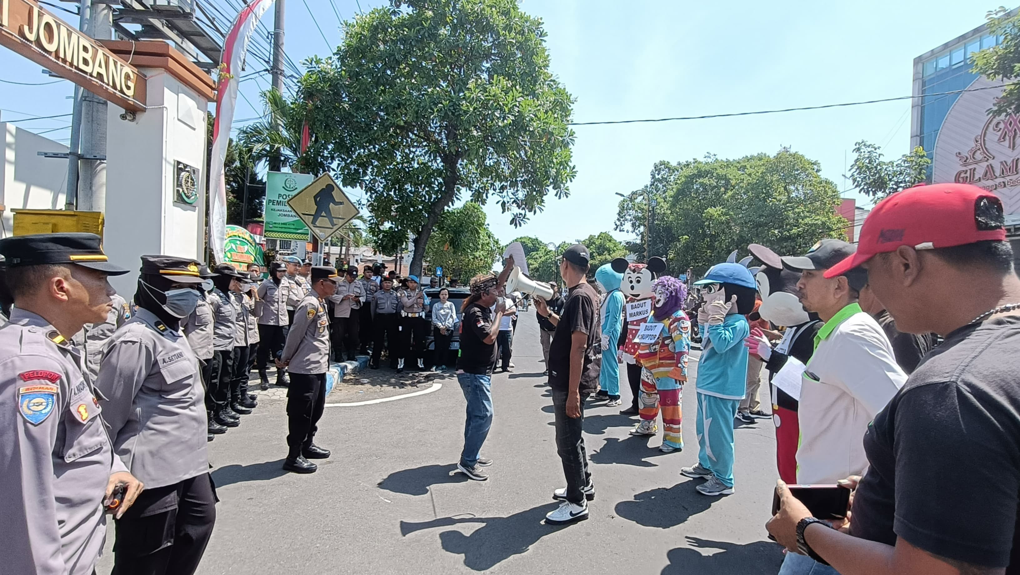 Kejaksaan Negeri Jombang Didemo Sejumlah Badut, Teaterikal Demontrasi Mendesak Penuntasan Kasus Dugaan Korupsi