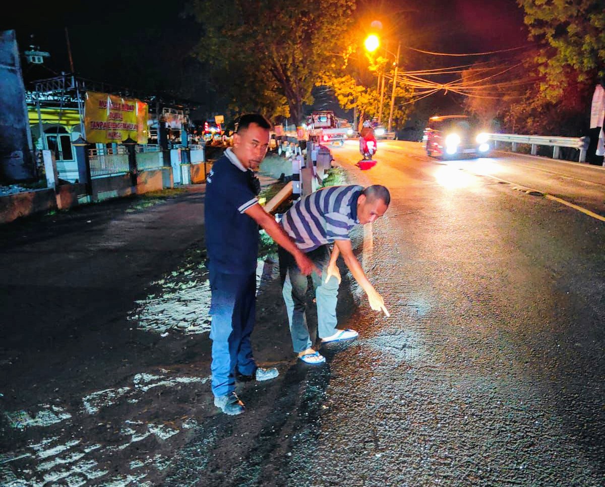 Tumpahan Minyak di Jalan Raya Manyar Gresik Sebabkan Beberapa Pemotor Tergelincir