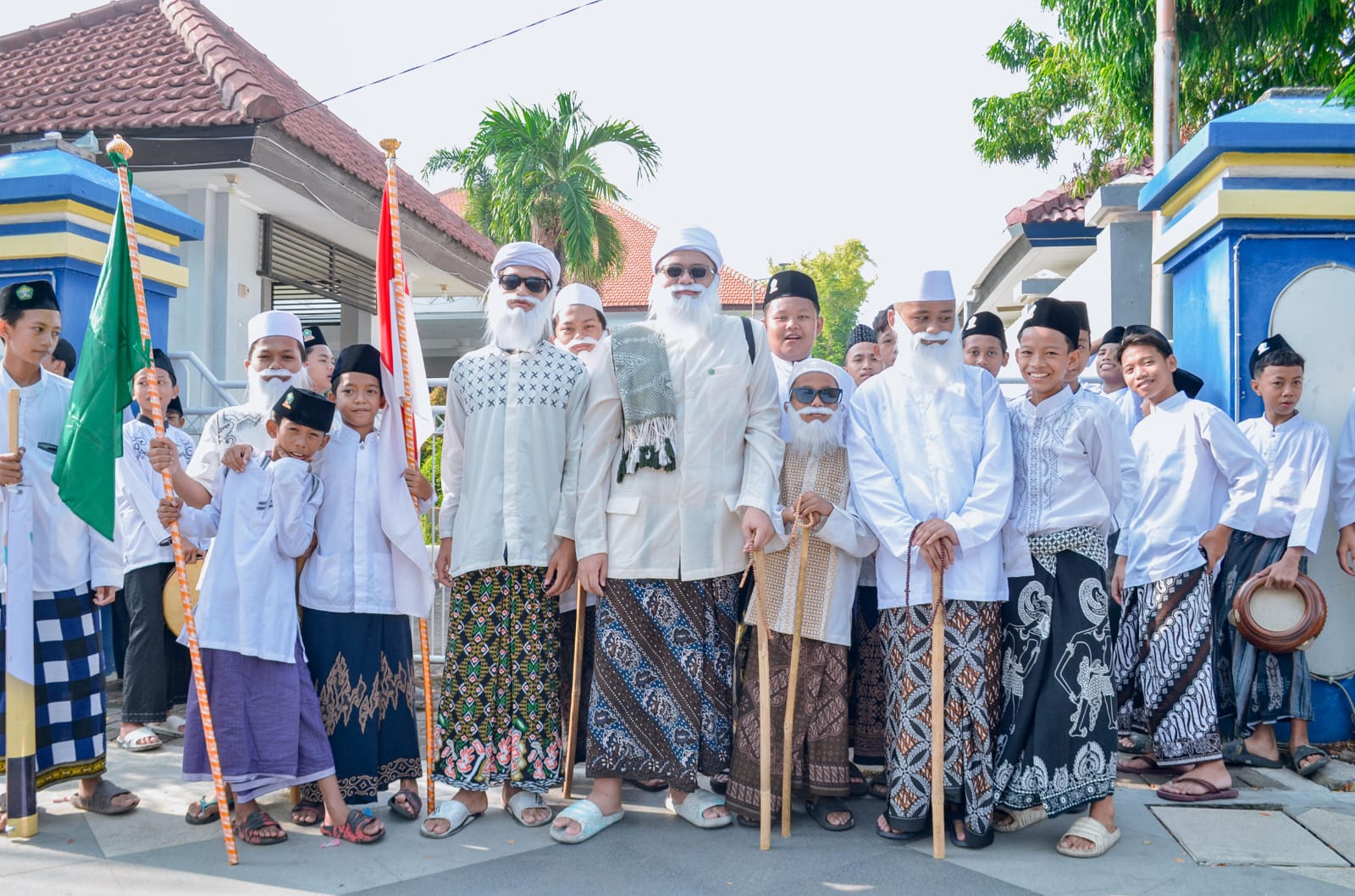 Pertahankan Identitas Kota Santri, Ribuan Masyarakat Gresik Kompak Bersarung dan Mlaku Bareng di Gebyar HSN