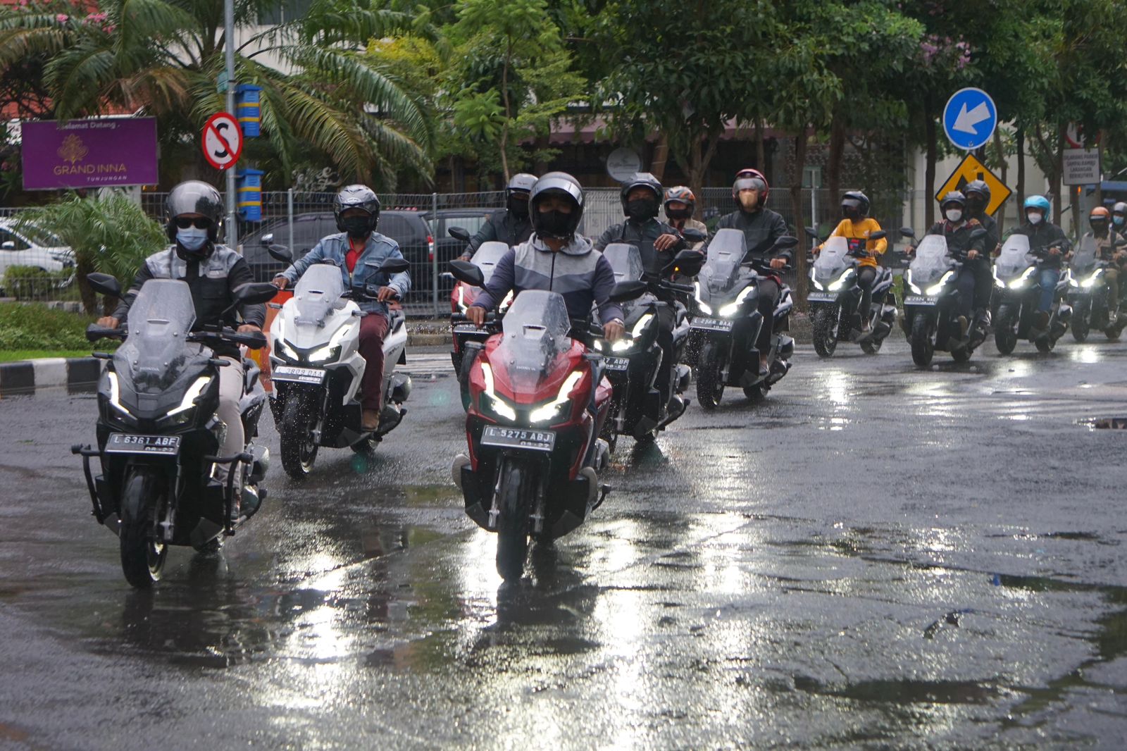 Musim Hujan Tiba, Ini Cara Berkendara Nyaman dan Cari aman di Tengah Hujan