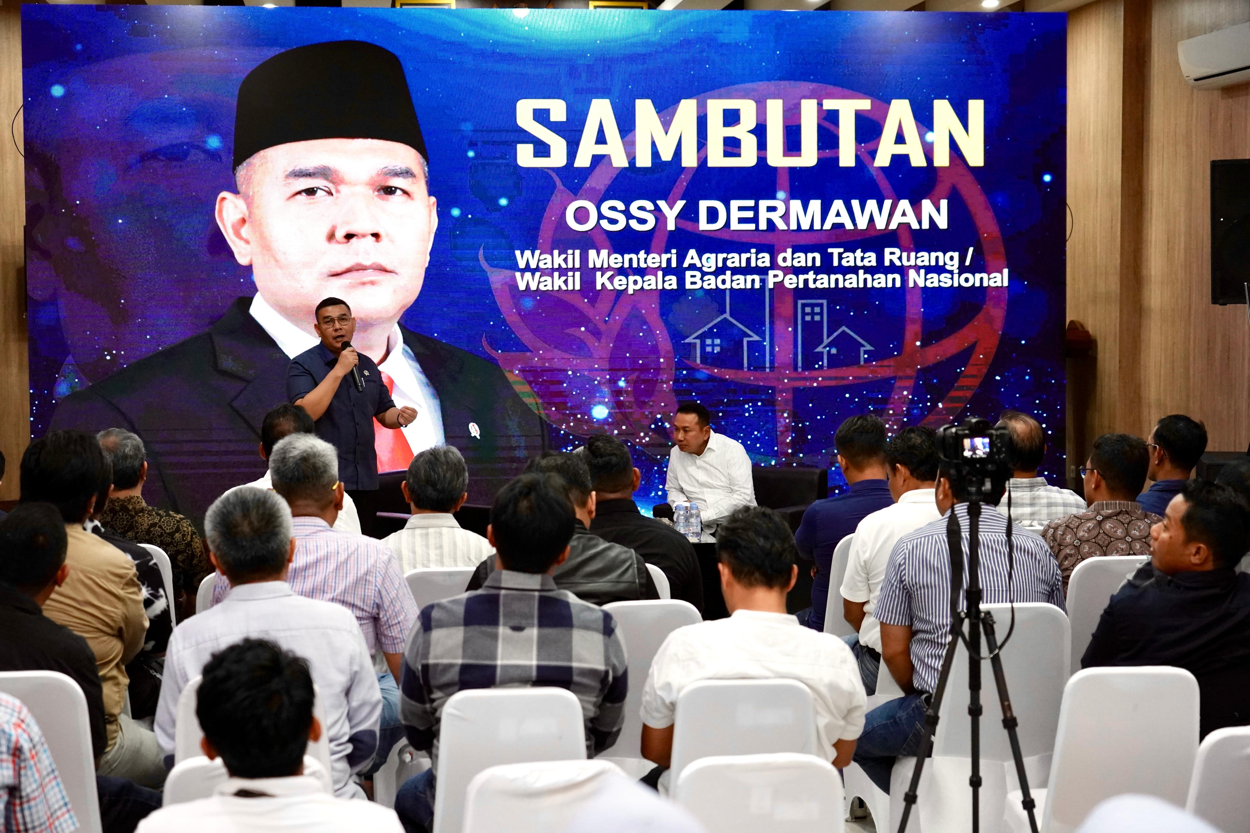 Kunjungi Kantah Kabupaten Gresik, Wamen Ossy Tekankan Soal Pengelolaan Pertanahan yang Adil, Merata, dan Berkesinambungan dengan Ekonomi