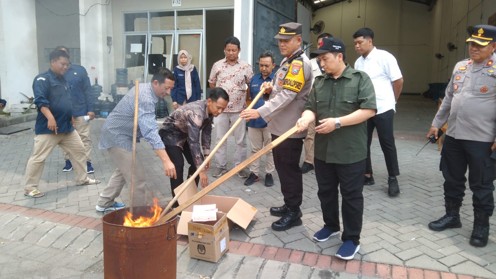 Ratusan Surat Suara di Gresik Dibakar, Begini Penjelasannya