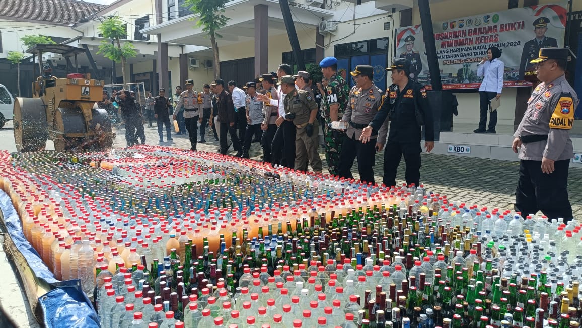 Pemusnahan 3.627 Botol Miras, Polres Jombang Tindak Peredaran Menjelang Natal dan Tahun Baru