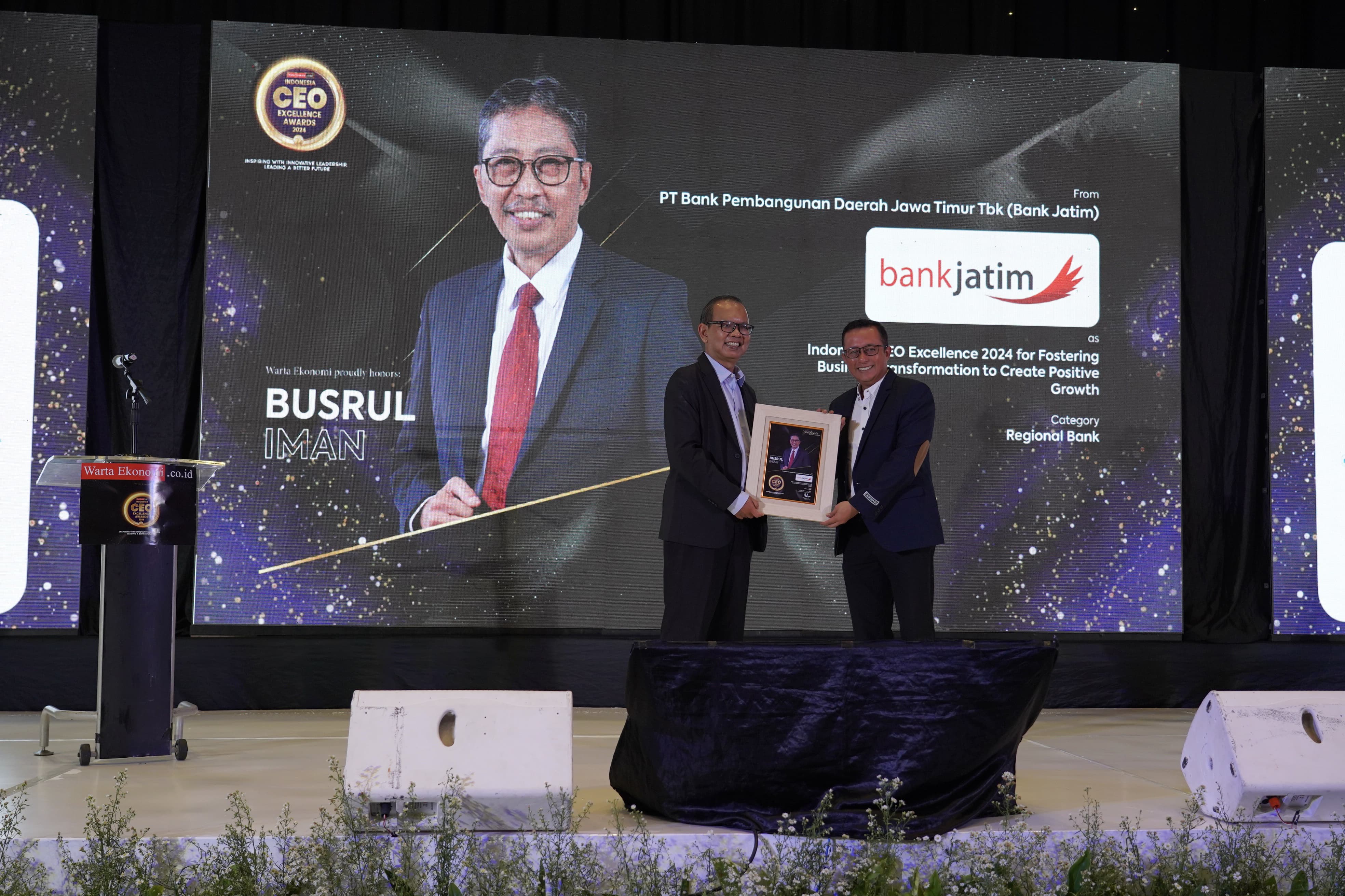 Busrul Iman, Dirut Bank Jatim, Raih Penghargaan CEO Excellence 2024 dari Warta Ekonomi