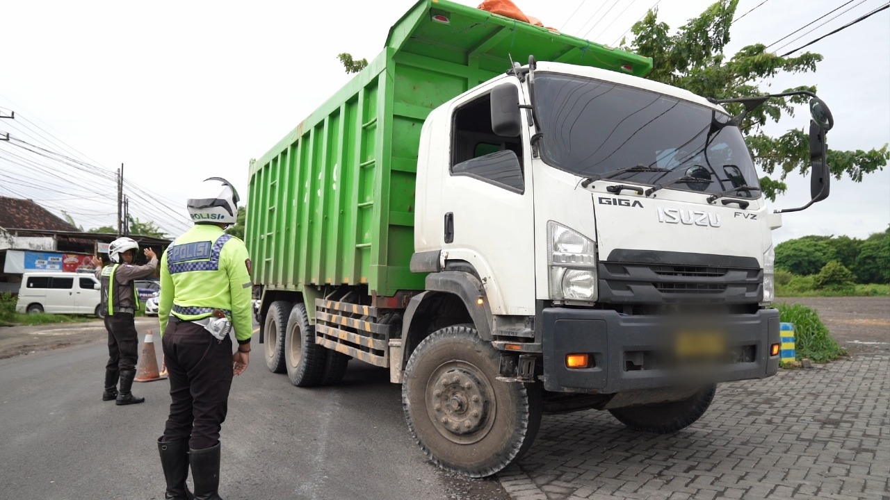 Masih Banyak Dump Truk di Gresik Melanggar Aturan Lalin, Puluhan Sopir Ditilang