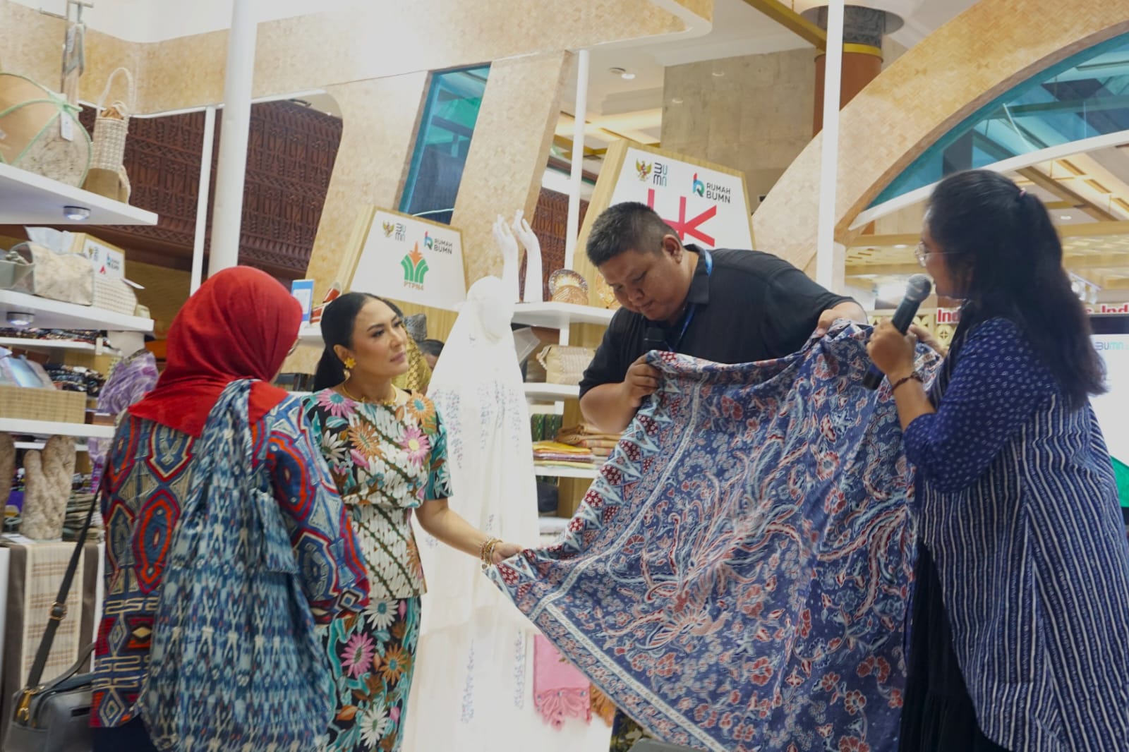 SIG dan Rumah BUMN Dorong UMKM Berkembang, Ajak Masyarakat Dukung Produk Lokal di Pameran INACRAFT 2025