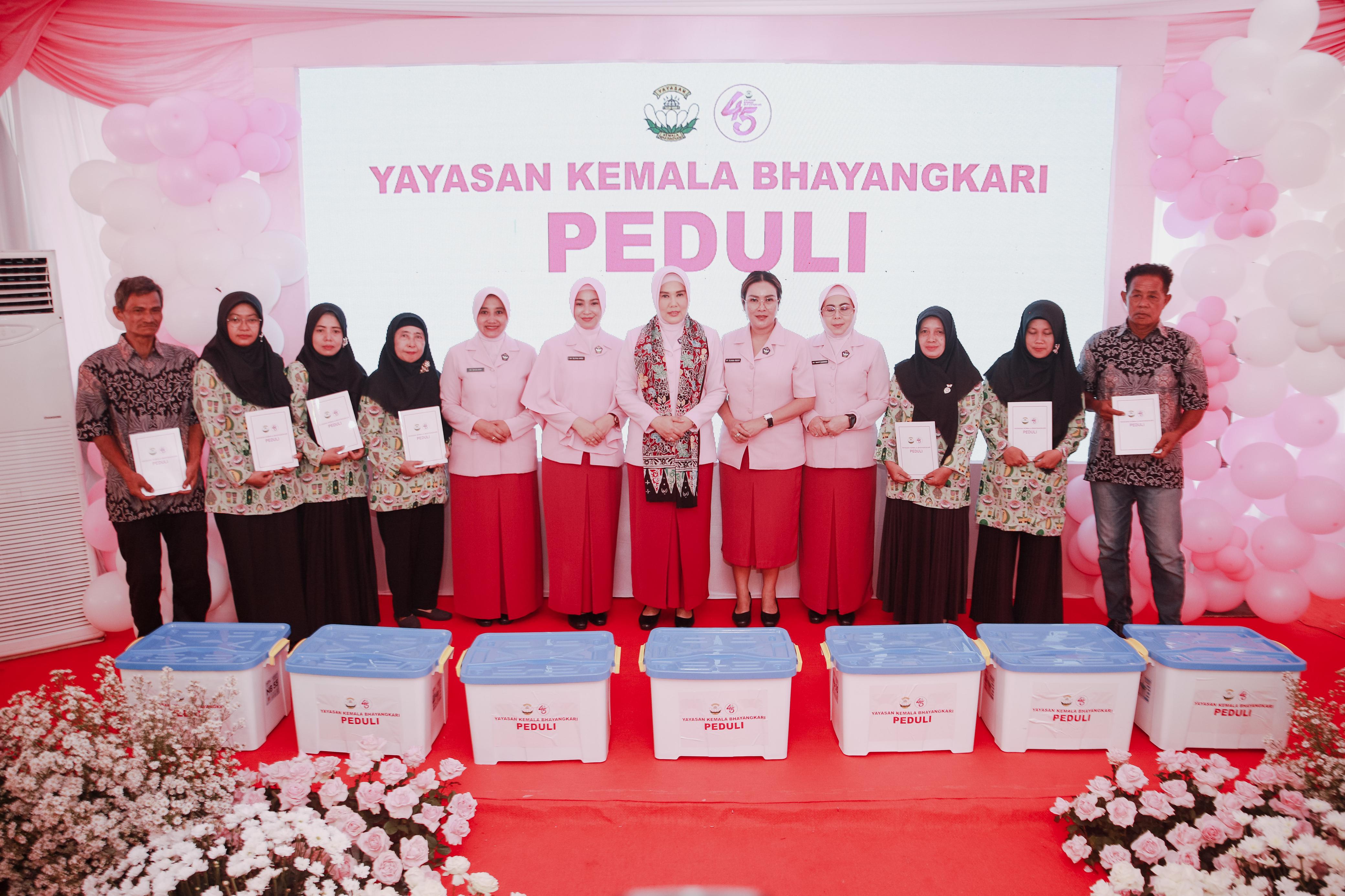 Wakil Ketua Bhayangkari Jatim Salurkan Makanan Sehat Gratis untuk Anak-anak di Jombang