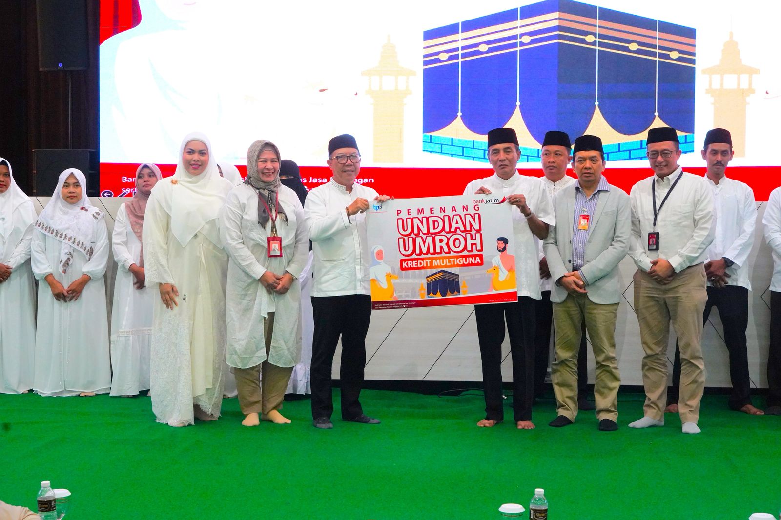 Bank Jatim Berangkatkan Pemenang Undian Kredit Multiguna Ibadah Umroh ke Tanah Suci