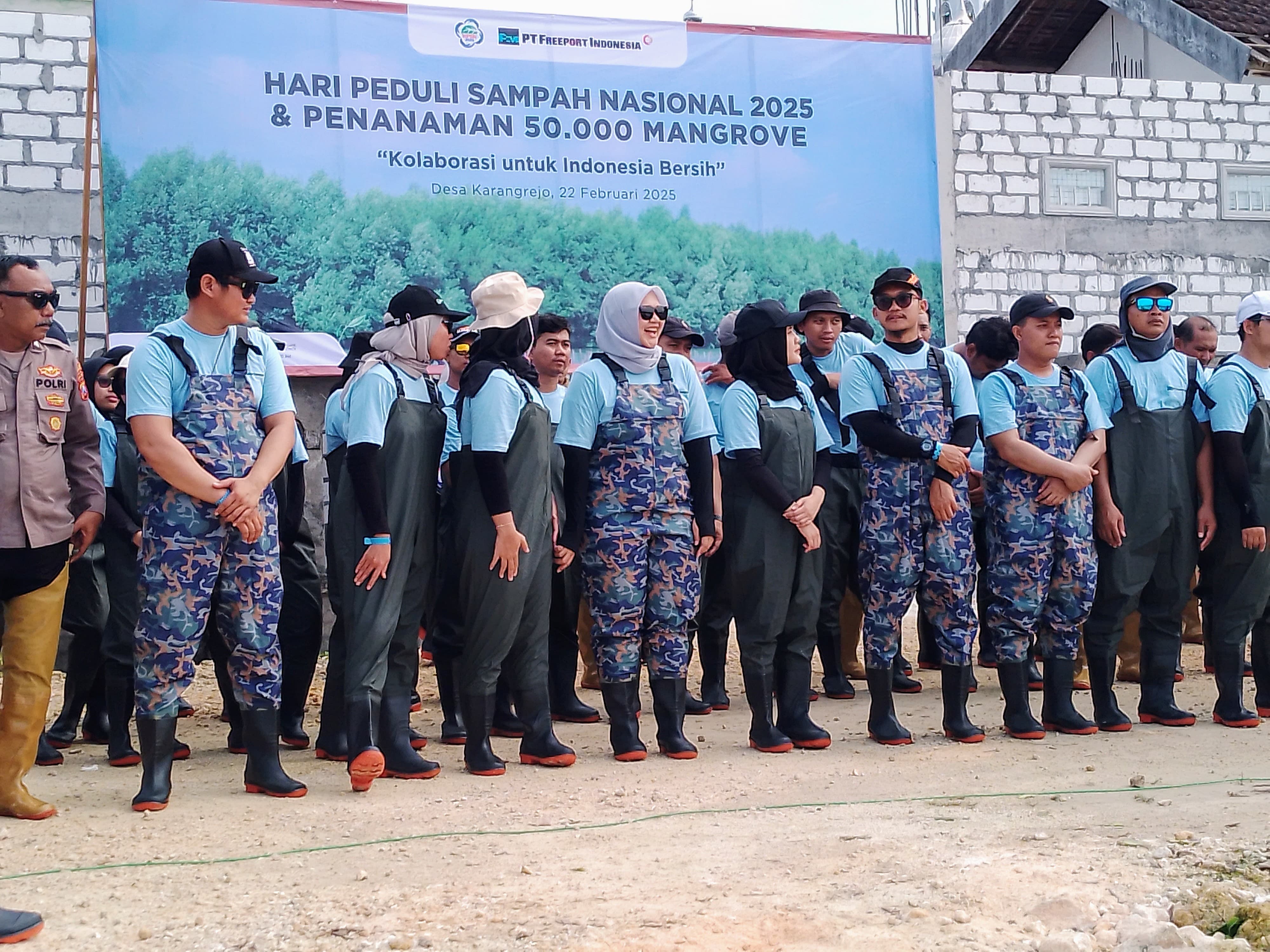PTFI Tanam 50 Ribu Bibit Mangrove di Pesisir Manyar untuk Konservasi Lingkungan