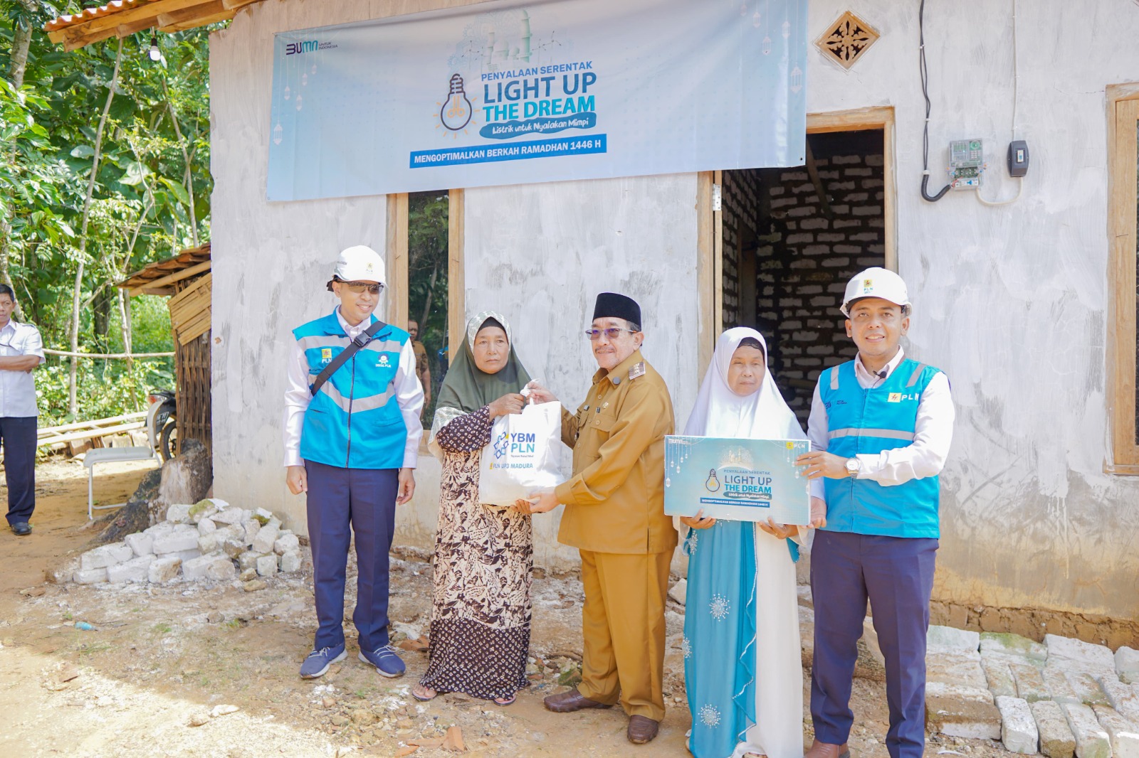 Berkah Ramadan, PLN Sambung Listrik Serentak 270 Masyarakat Prasejahtera di Jawa Timur