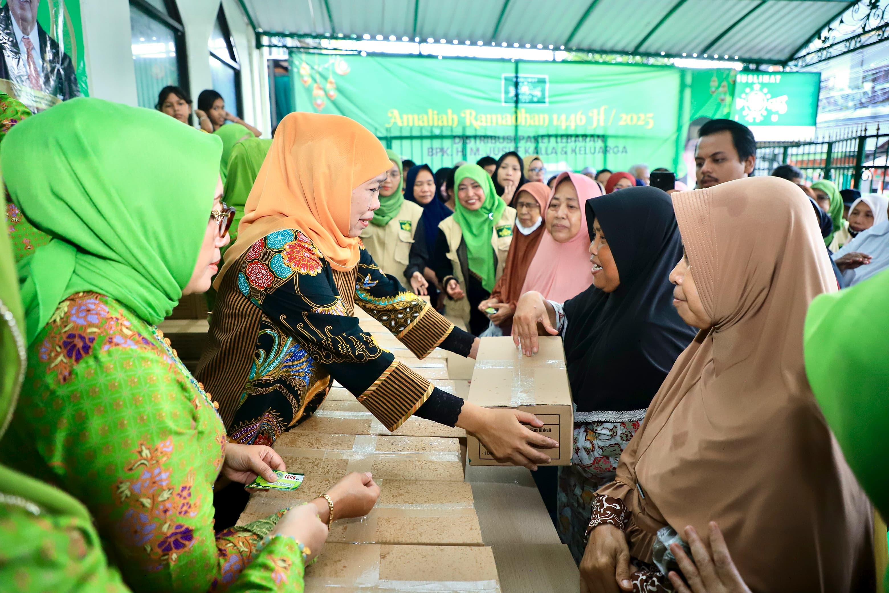 Gubernur Khofifah Bersama Jajaran PP Muslimat NU Distribusikan 1.000 Paket Lebaran dari Keluarga Jusuf Kalla untuk Masyarakat