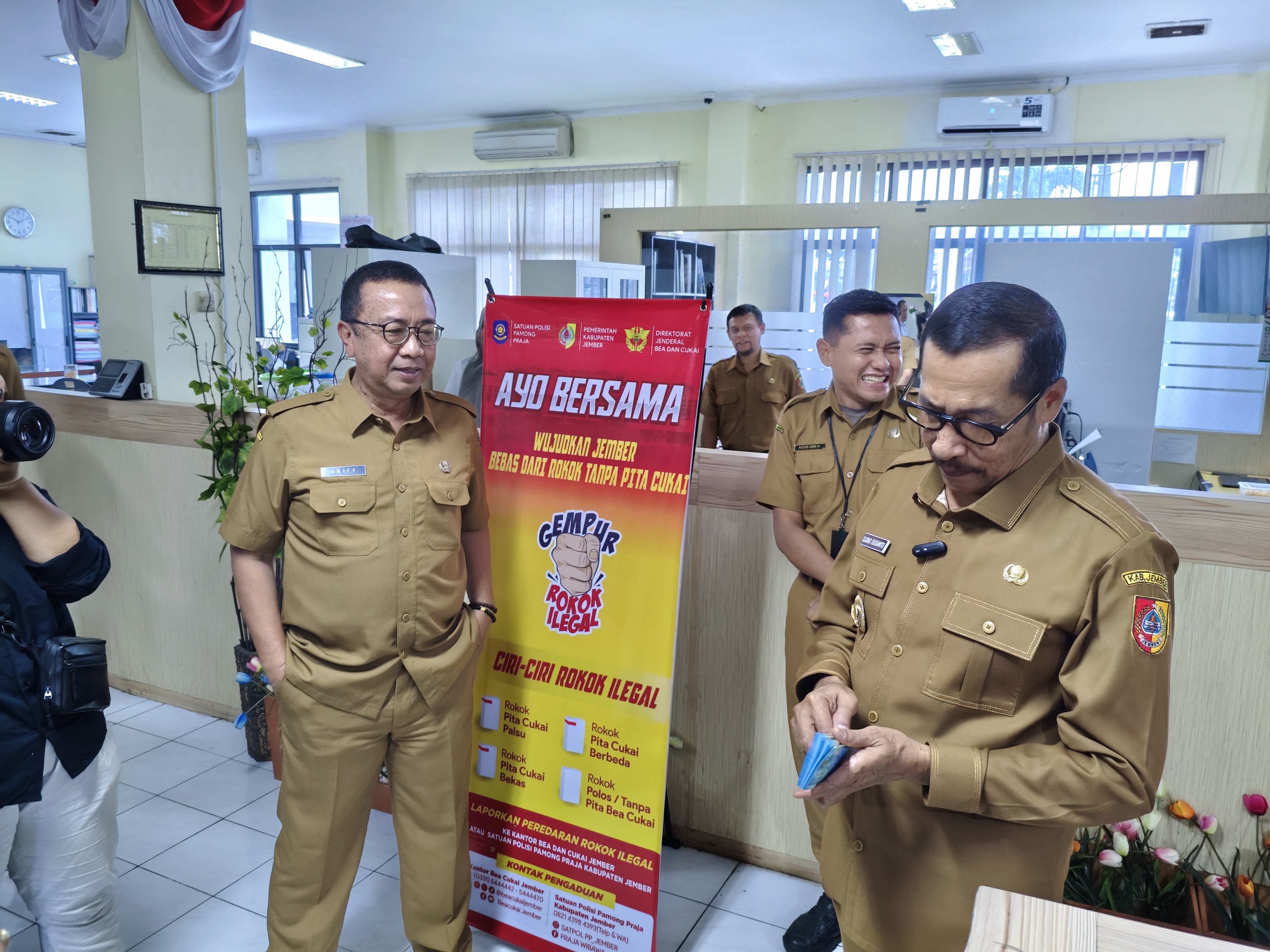 Hari Pertama Kerja Usai Lebaran, Wabup Jember Sambangi Kantor dan Bagikan “Uang Kaget"