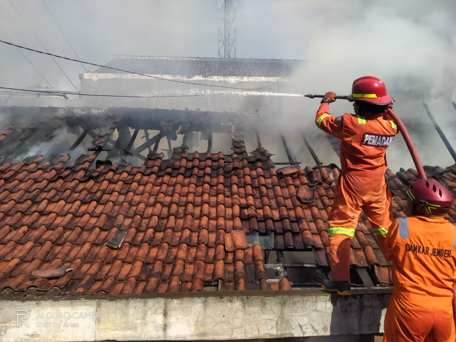 Kebakaran Pabrik Krupuk di Jember, Ketua RT dan Petugas Damkar Tersengat Listrik
