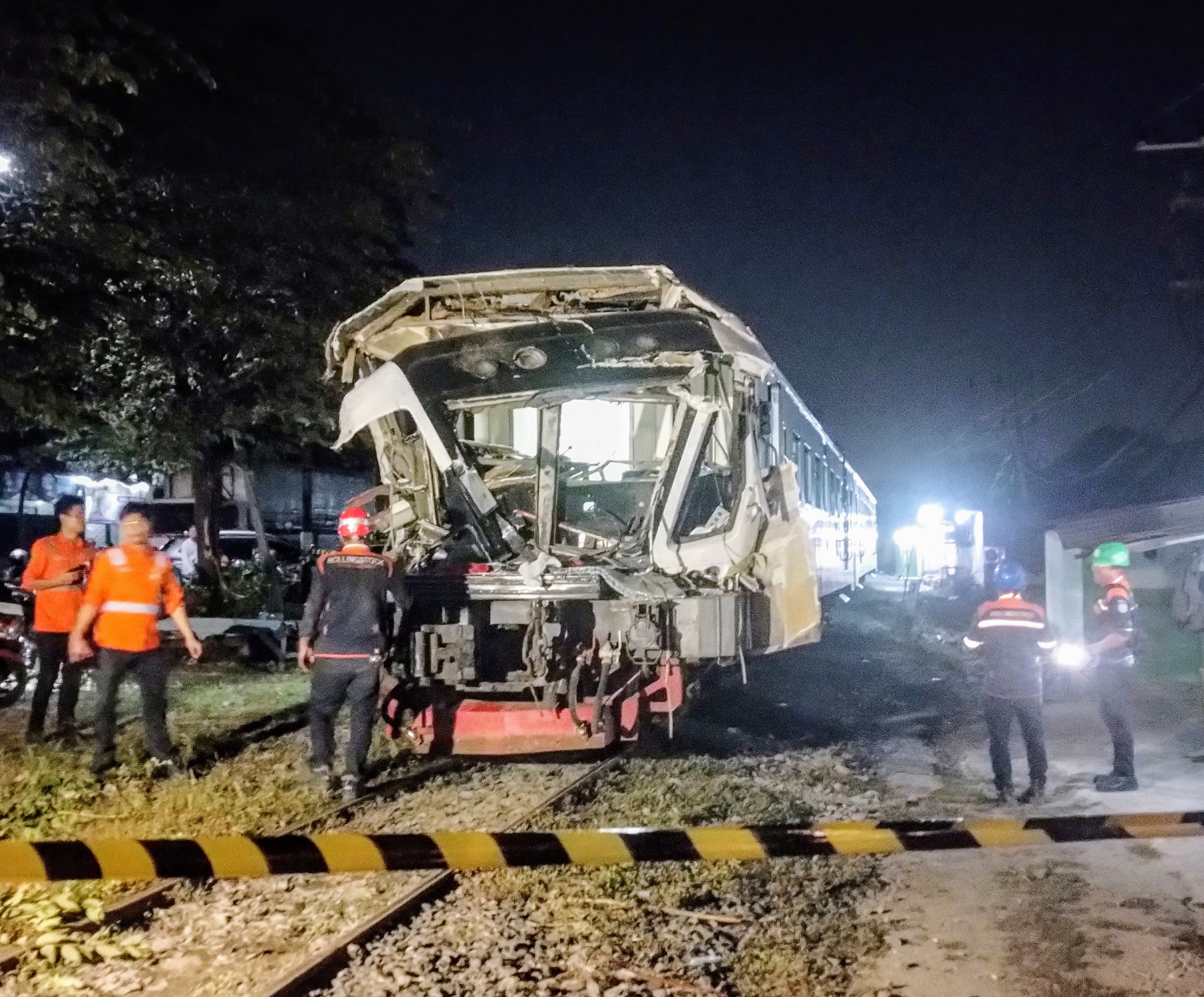 Trailer Melintang di Tengah Rel, Picu Kecelakaan Kereta Api di Gresik — Asisten Masinis Meninggal Dunia