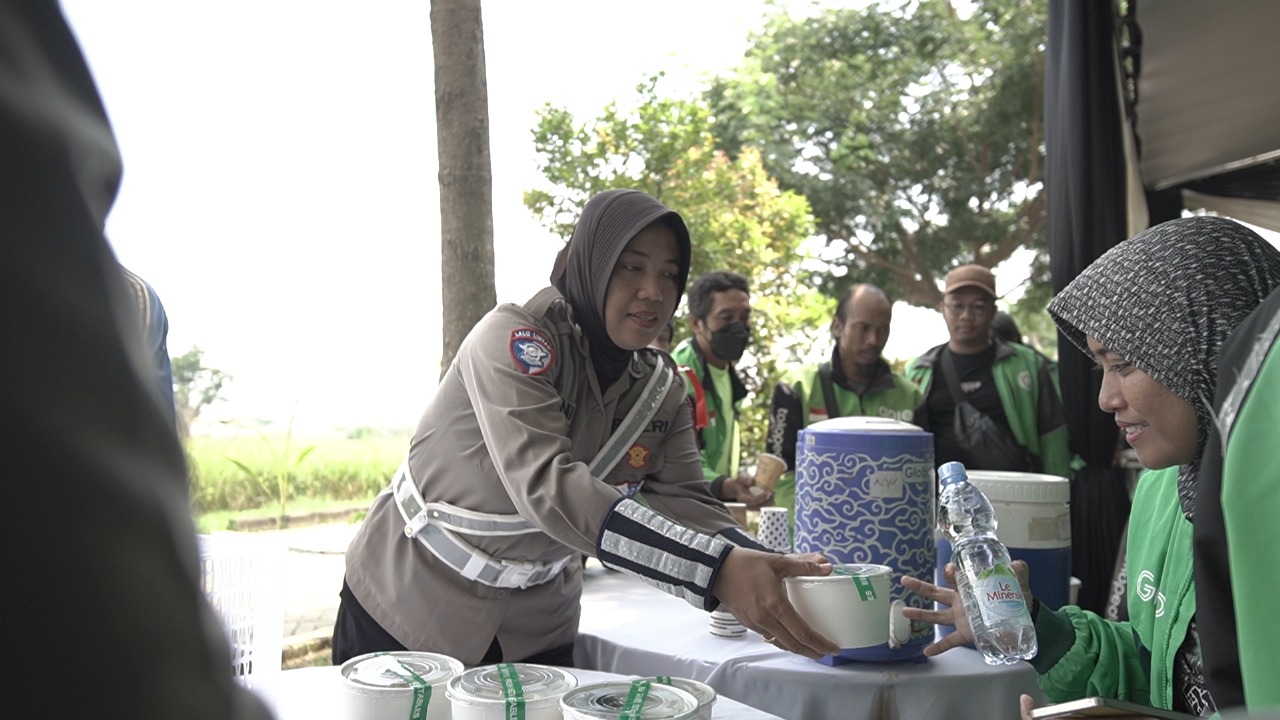Satlantas Polres Gresik Gelar Makan Bareng Ratusan Pengojek Online sambil Sharing Keselamatan Berkendara