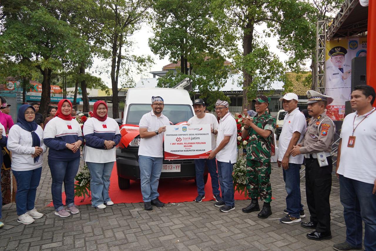 Dukung Pelayanan Jemput Bola, Bank Jatim Serahkan Mobil Perizinan Keliling untuk Pemkab Nganjuk