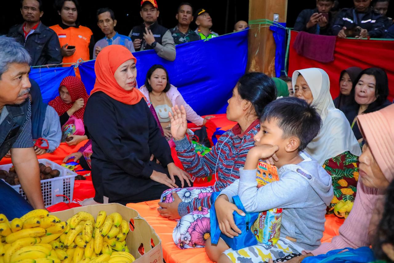 Gubernur Sambangi Pengungsi dan Dapur Umum Bencana Longsor Trenggalek