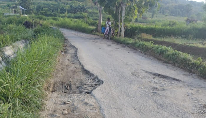 Puluhan Tahun Rusak, Jalan Desa di Sumenep Tak Tersentuh Perbaikan