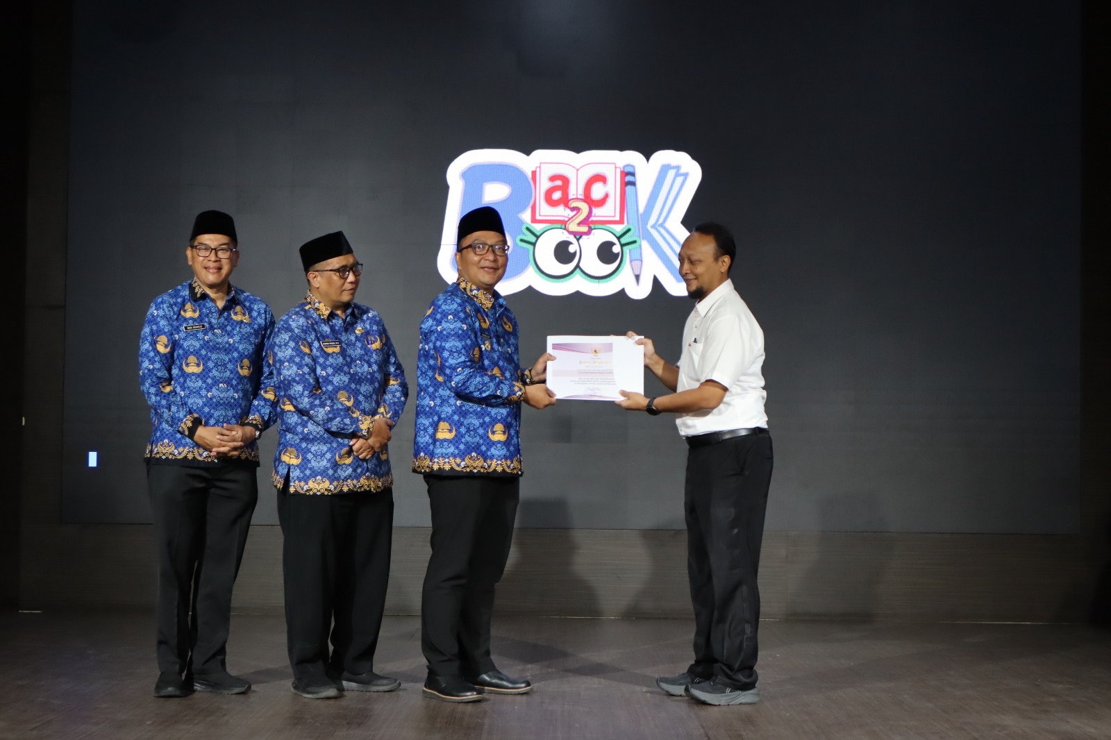 JIIPE Raih Penghargaan dari Bupati Gresik atas Dukungan Penguatan Literasi