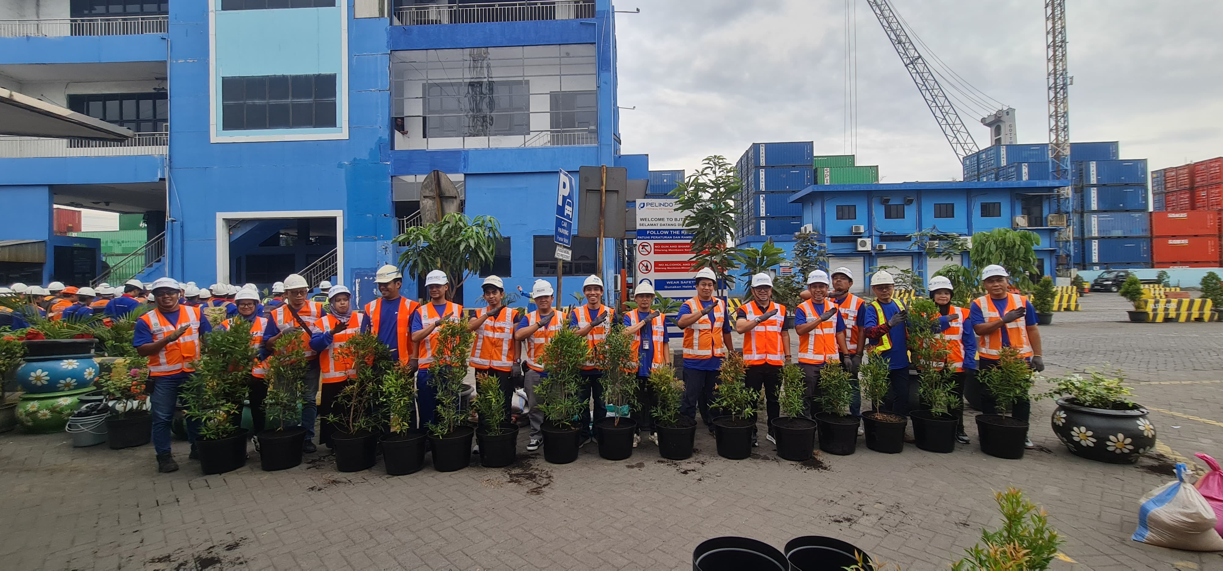Peringati Hari Lingkungan Hidup Sedunia, PT BJTI Tanam 100 Pohon di Terminal Berlian