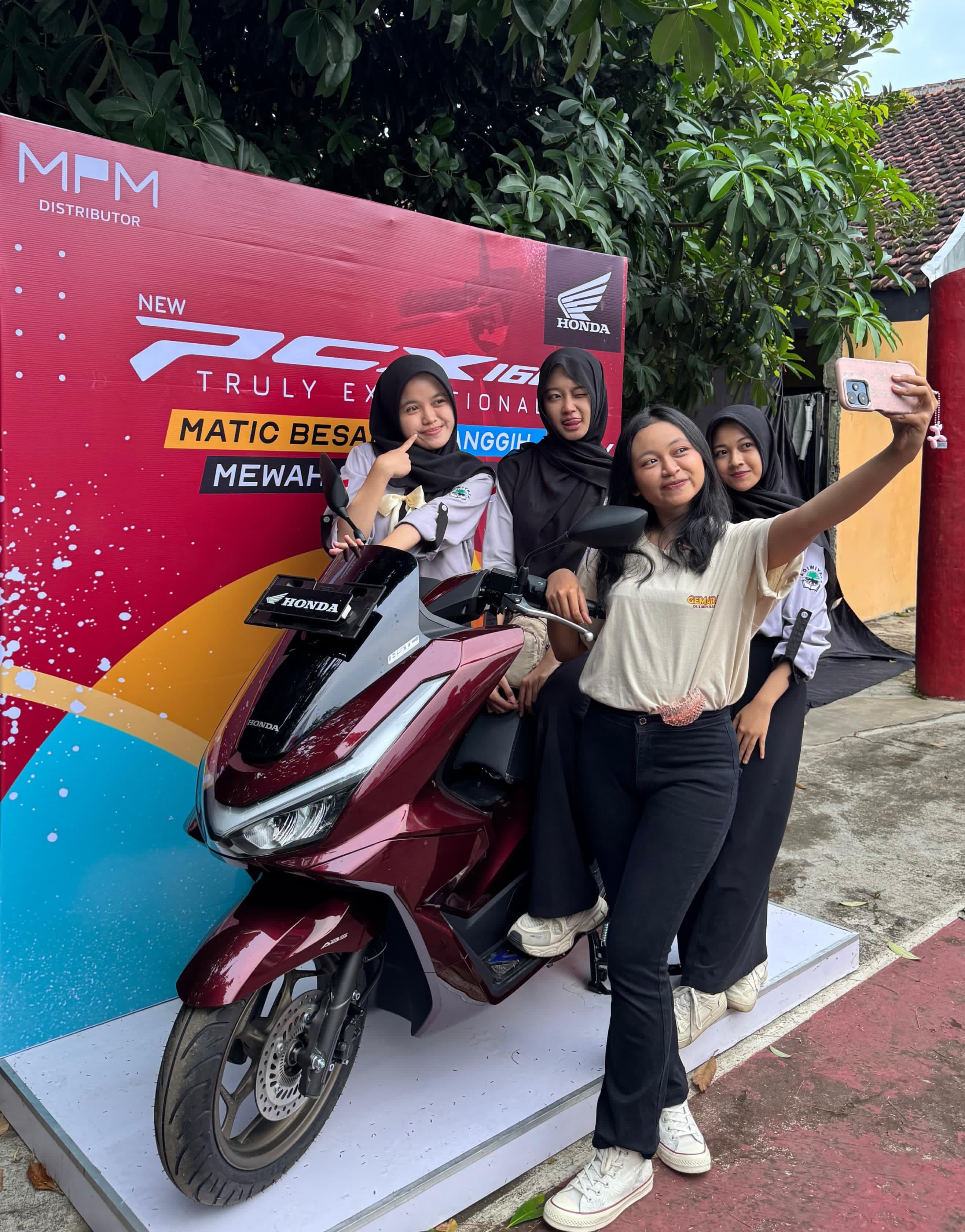 Ratusan Pelajar SMAN 5 Jember Semarakkan PCX160 Gen-Z Movement bersama MPM Honda Jatim