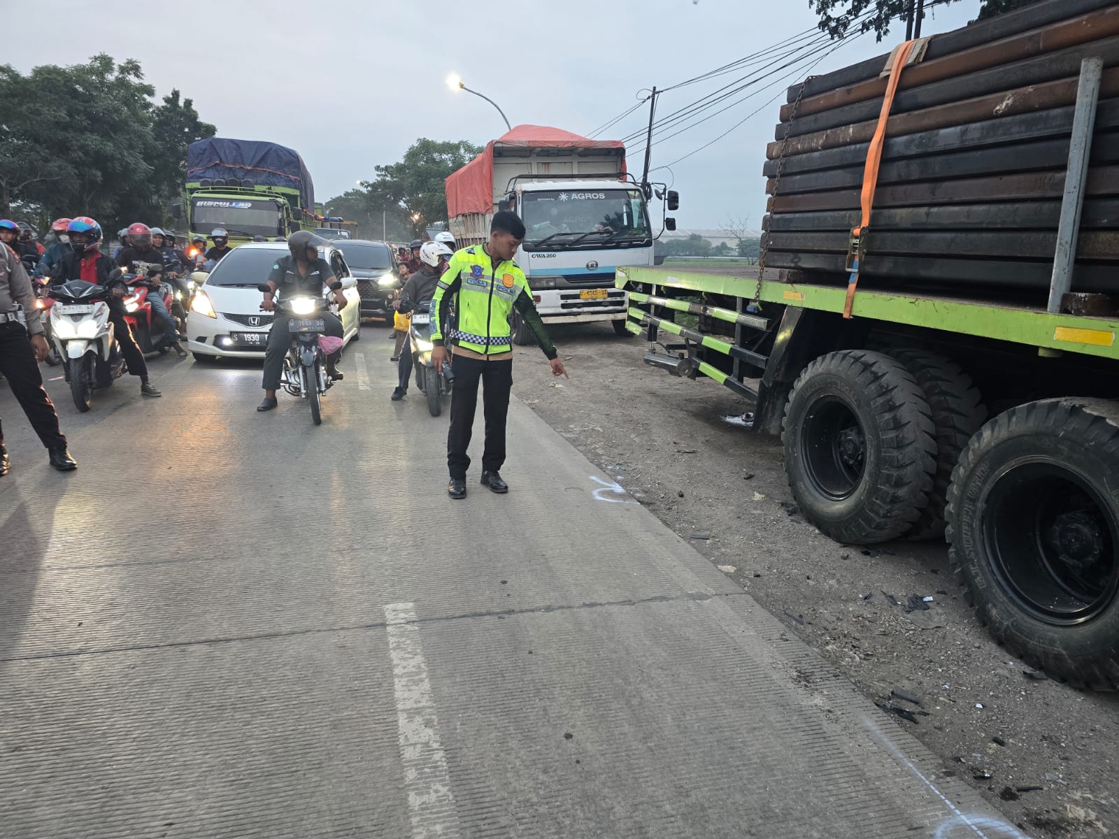 Tiga Kendaraan Terlibat Kecelakaan Beruntun di Gresik, Tiga Orang Luka-Luka