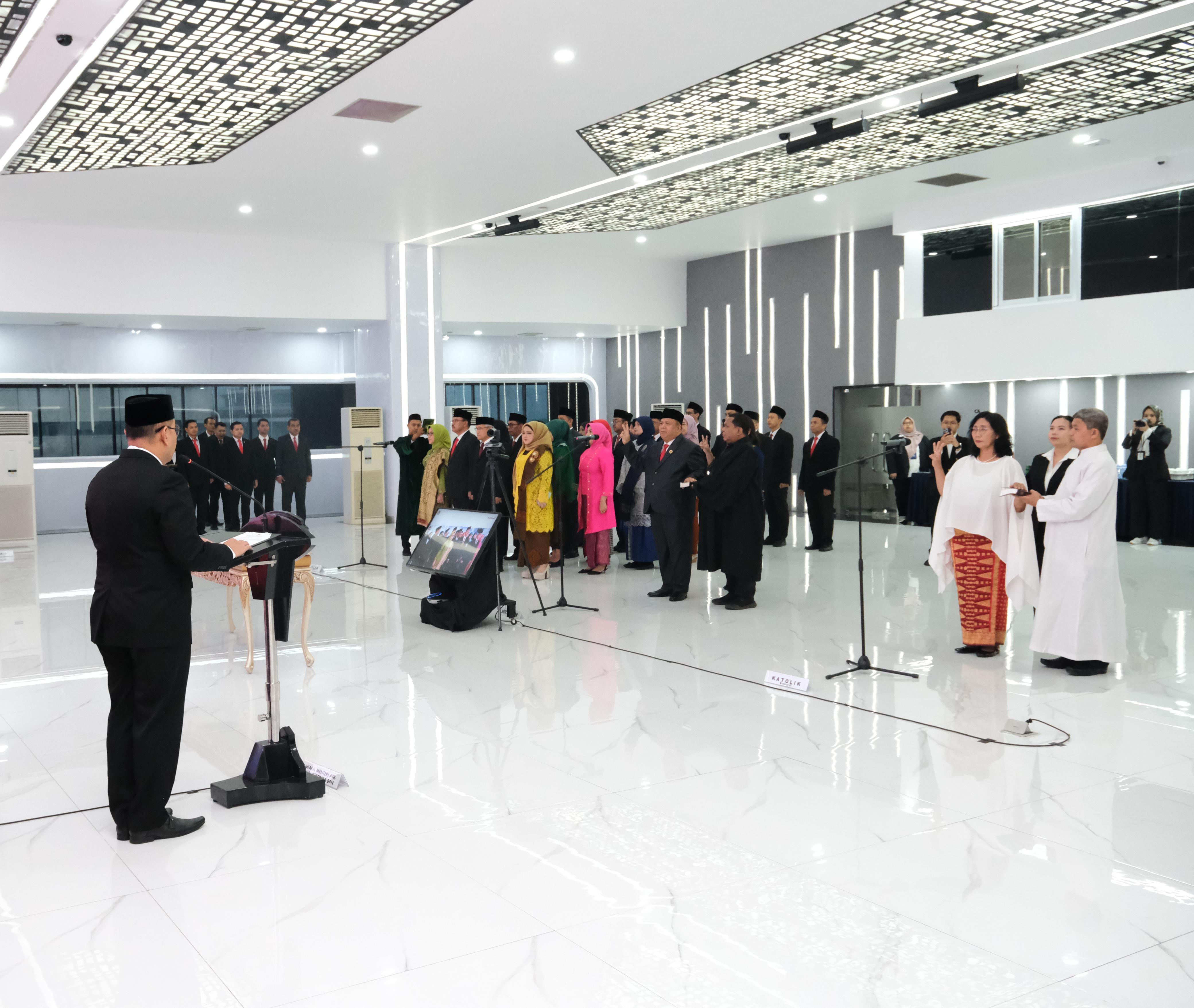 Lantik Pejabat Struktural dan Fungsional, Wamen Ossy Minta Jajaran Bekerja Adaptif terhadap Tantangan Zaman
