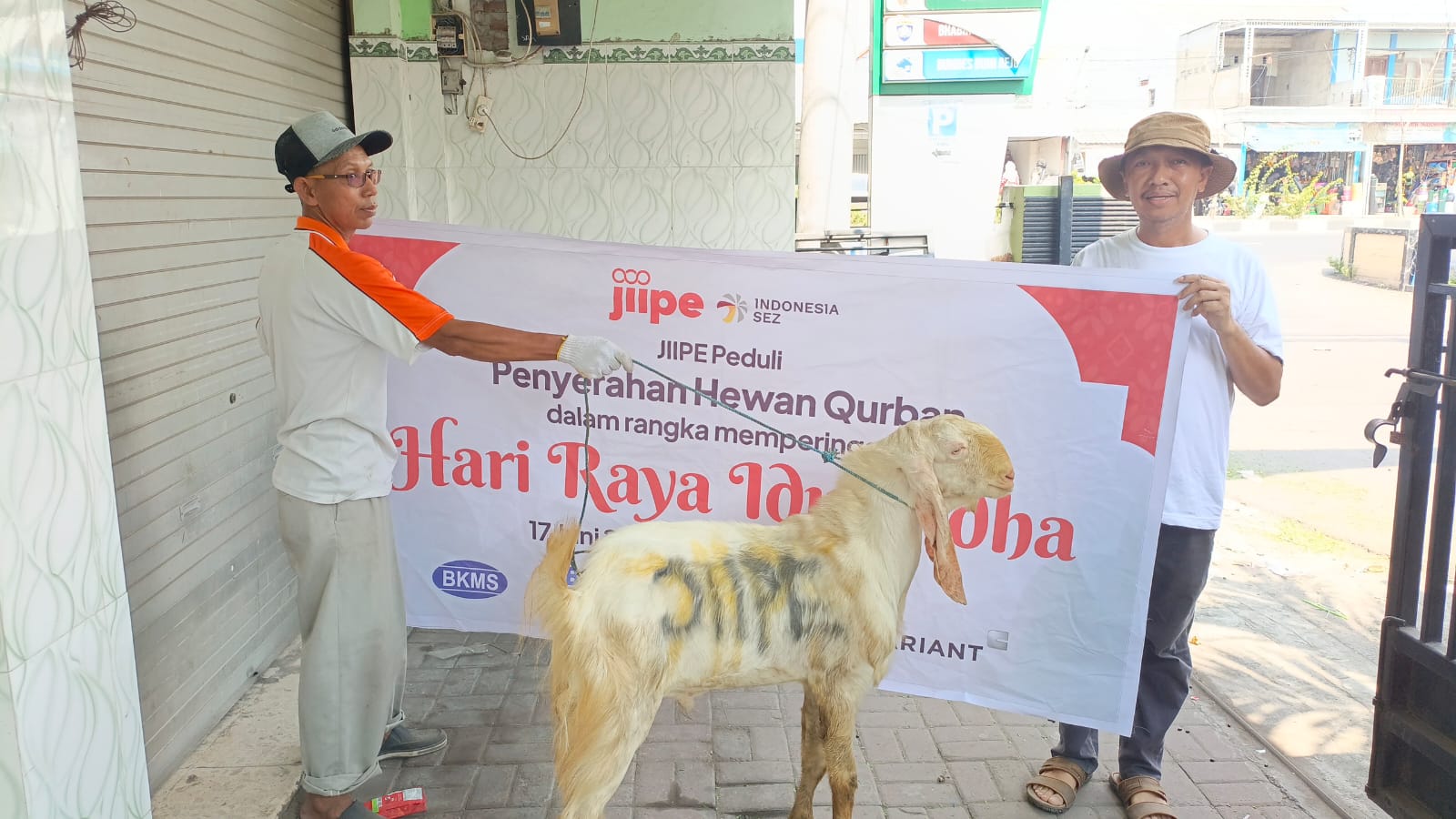 BKMS dan Perusahaan Kawasan JIIPE Salurkan Hewan Kurban